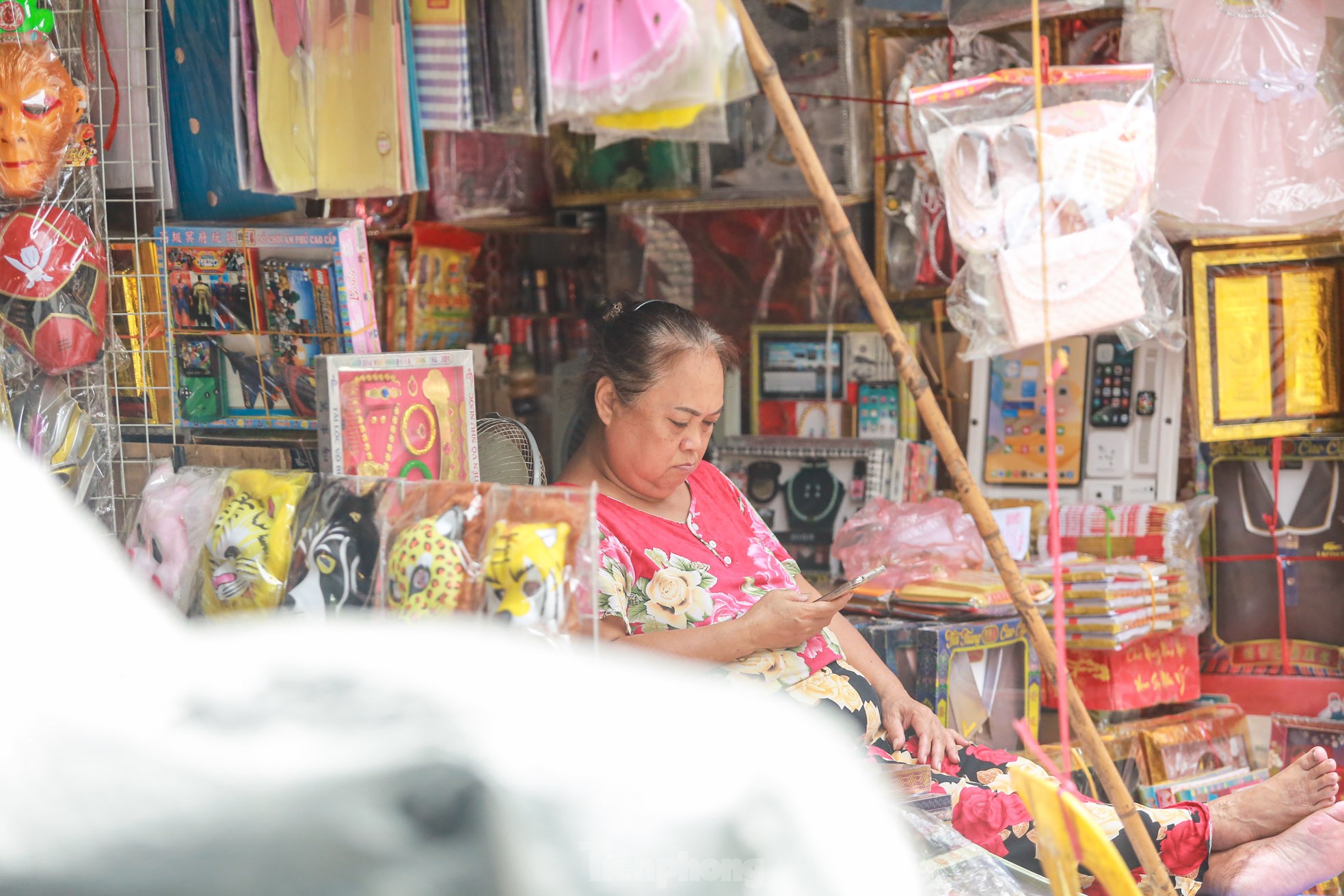 Bày la liệt 'nhà lầu, ô tô, hàng hiệu', phố vàng mã vẫn 'ế khách' sát ngày rằm tháng 7 - Ảnh 6