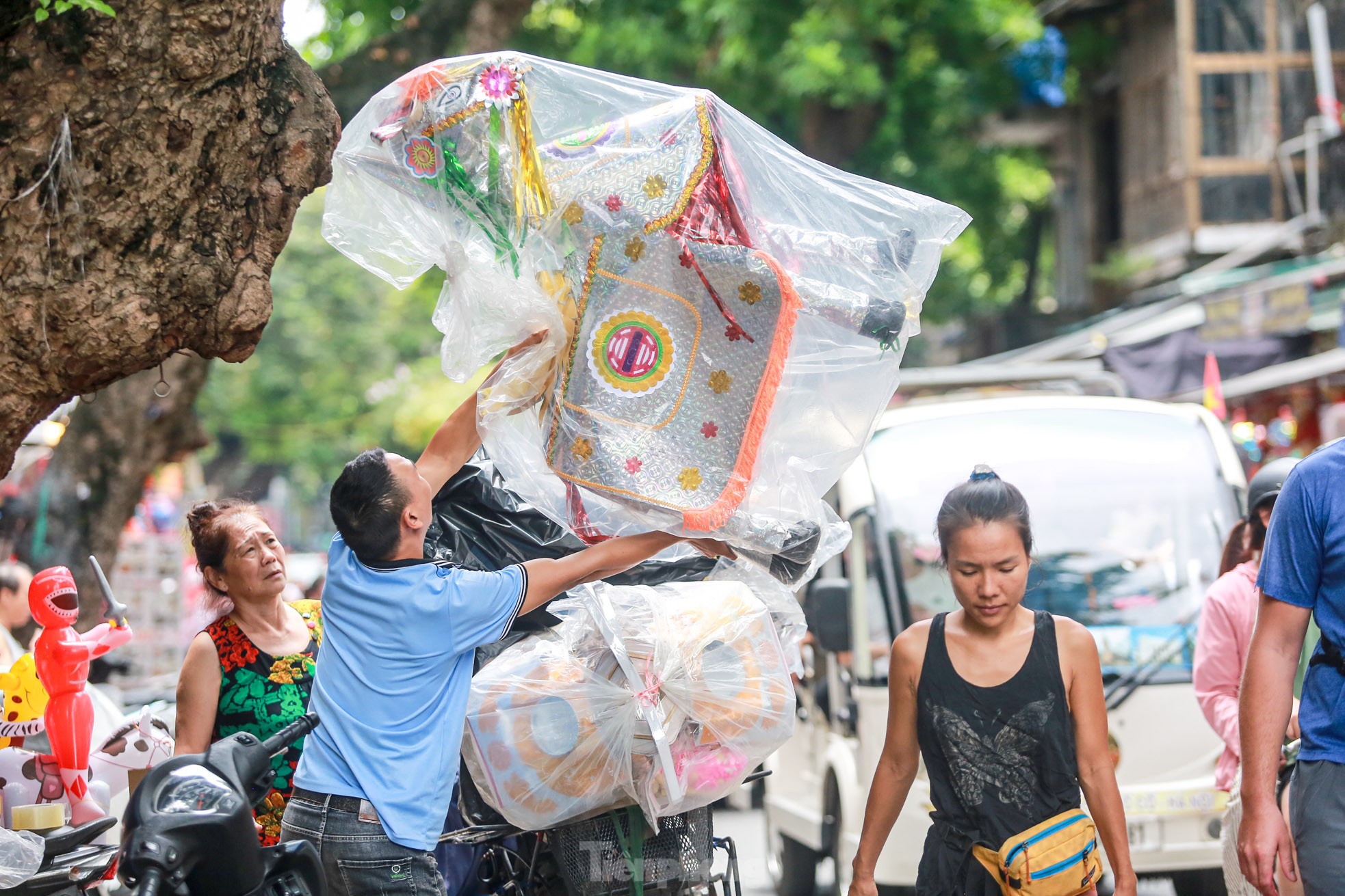 Bày la liệt 'nhà lầu, ô tô, hàng hiệu', phố vàng mã vẫn 'ế khách' sát ngày rằm tháng 7 - Ảnh 7