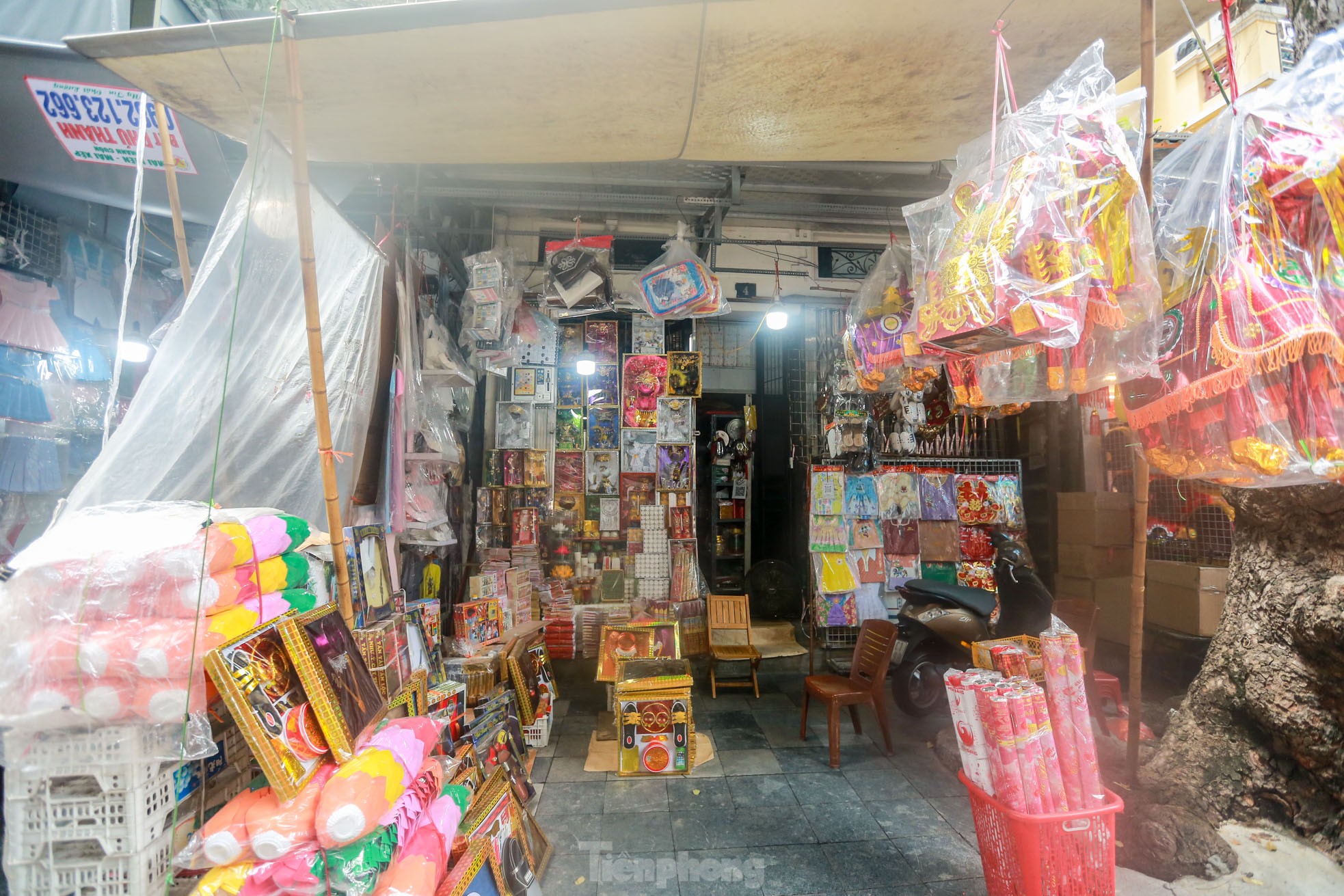 Bày la liệt 'nhà lầu, ô tô, hàng hiệu', phố vàng mã vẫn 'ế khách' sát ngày rằm tháng 7 - Ảnh 3