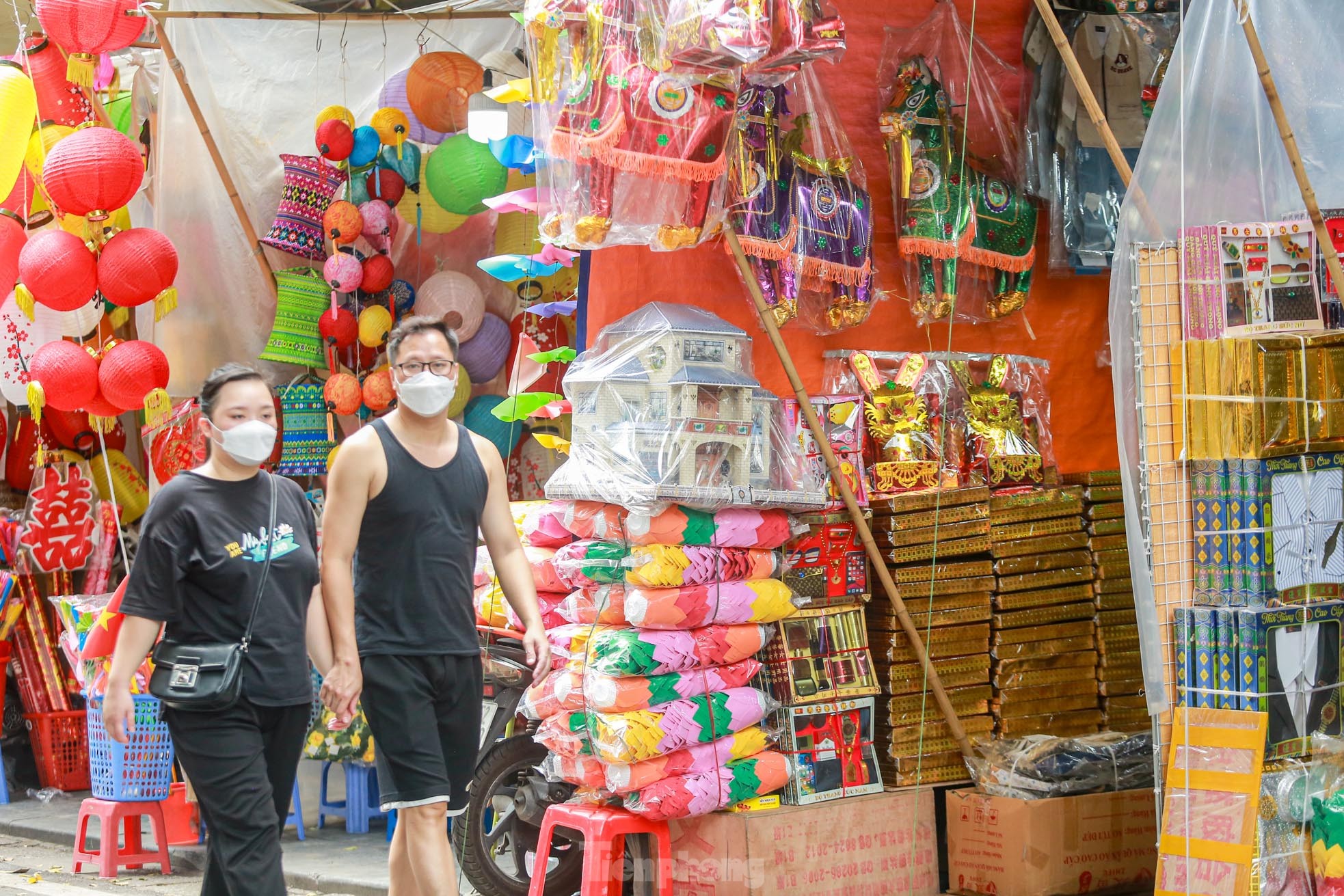 Bày la liệt 'nhà lầu, ô tô, hàng hiệu', phố vàng mã vẫn 'ế khách' sát ngày rằm tháng 7 - Ảnh 9