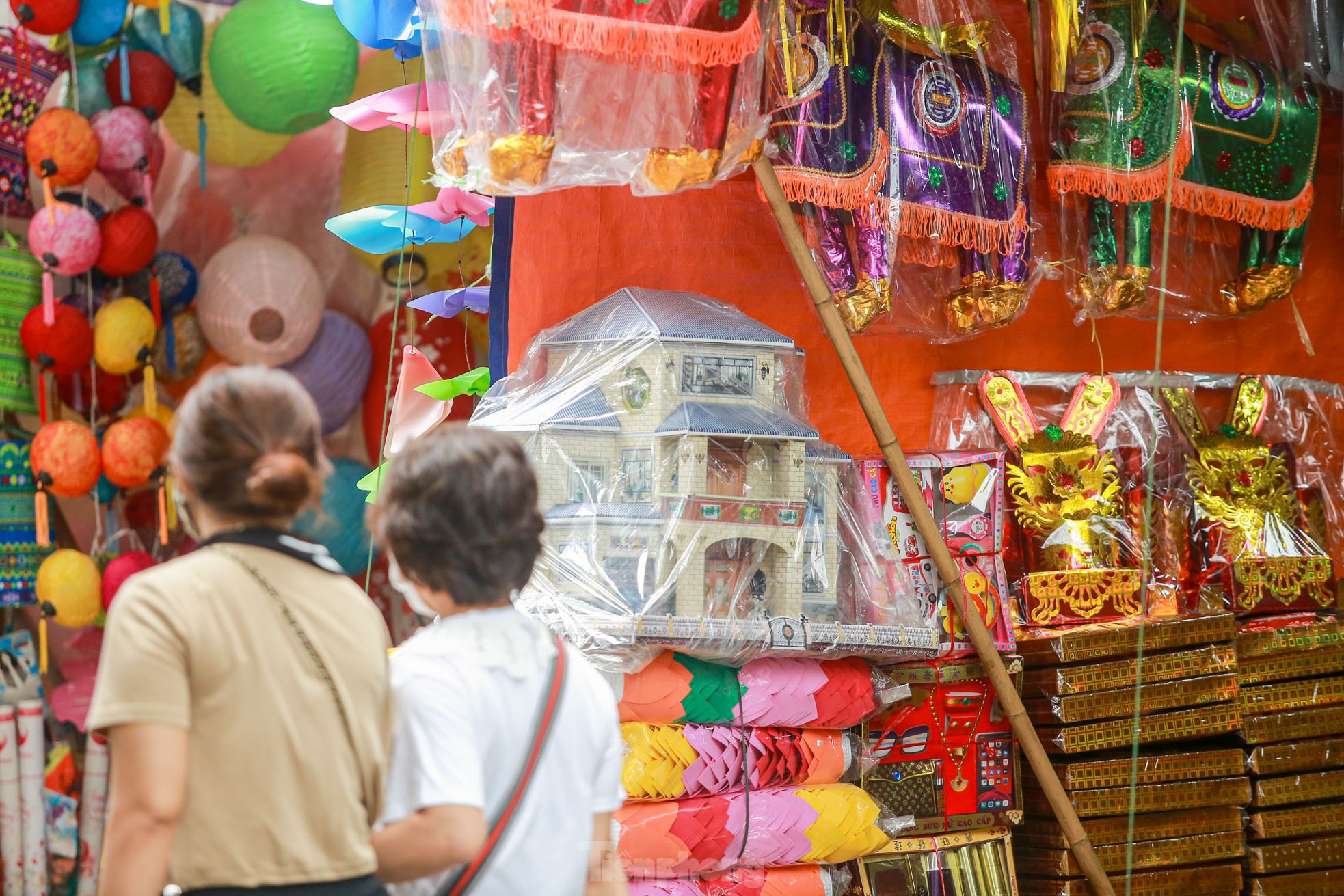 Bày la liệt 'nhà lầu, ô tô, hàng hiệu', phố vàng mã vẫn 'ế khách' sát ngày rằm tháng 7 - Ảnh 10