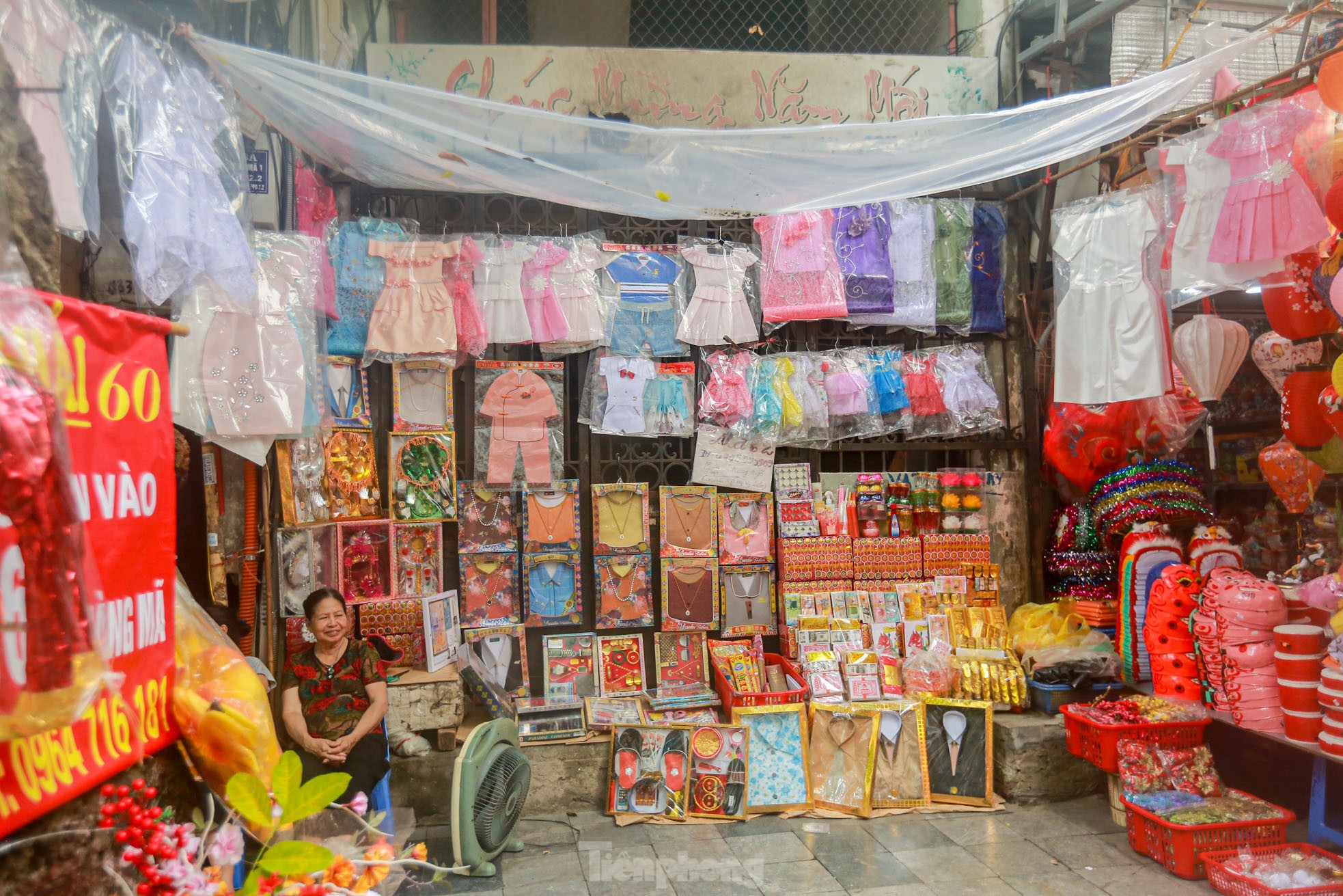 Bày la liệt 'nhà lầu, ô tô, hàng hiệu', phố vàng mã vẫn 'ế khách' sát ngày rằm tháng 7 - Ảnh 11