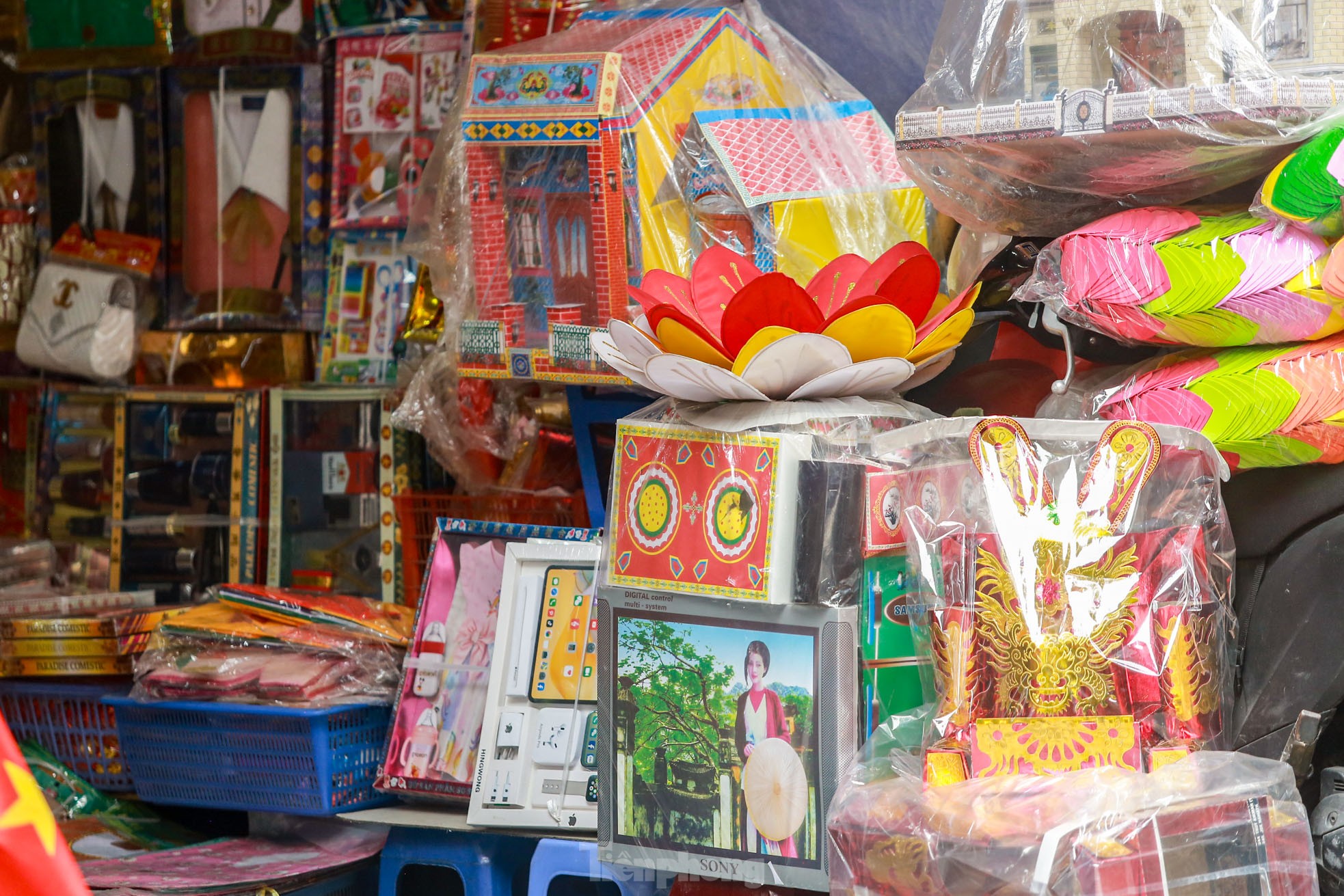 Bày la liệt 'nhà lầu, ô tô, hàng hiệu', phố vàng mã vẫn 'ế khách' sát ngày rằm tháng 7 - Ảnh 12