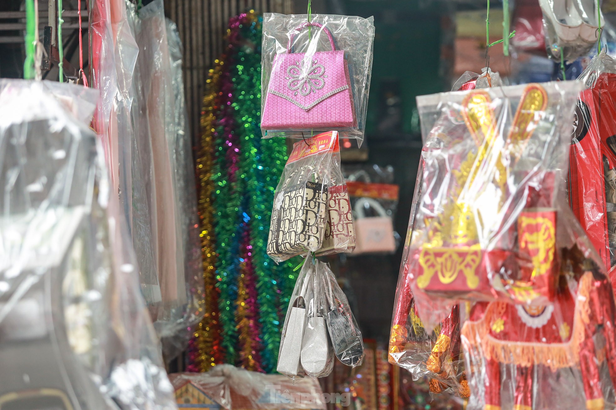 Bày la liệt 'nhà lầu, ô tô, hàng hiệu', phố vàng mã vẫn 'ế khách' sát ngày rằm tháng 7 - Ảnh 13