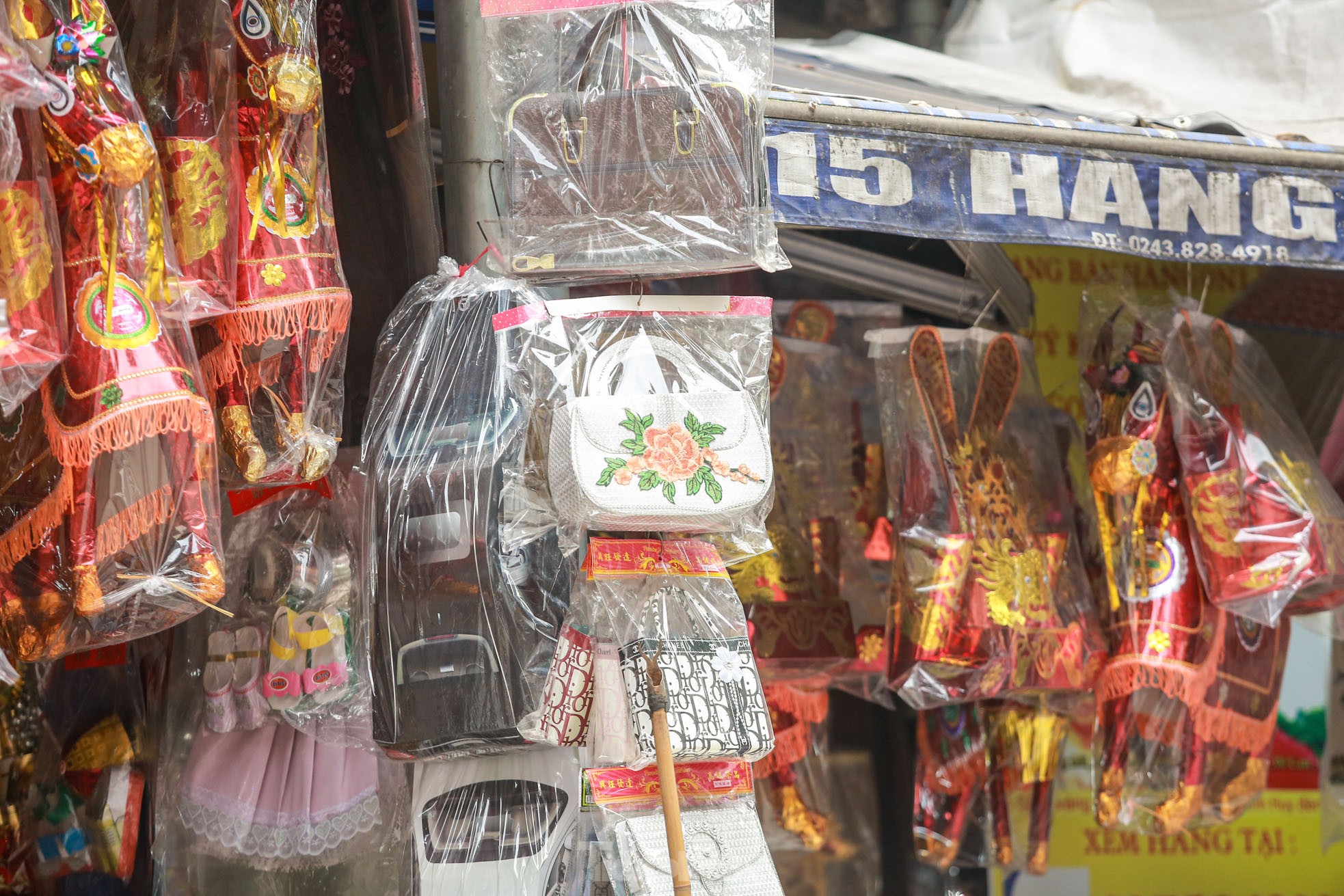 Bày la liệt 'nhà lầu, ô tô, hàng hiệu', phố vàng mã vẫn 'ế khách' sát ngày rằm tháng 7 - Ảnh 15