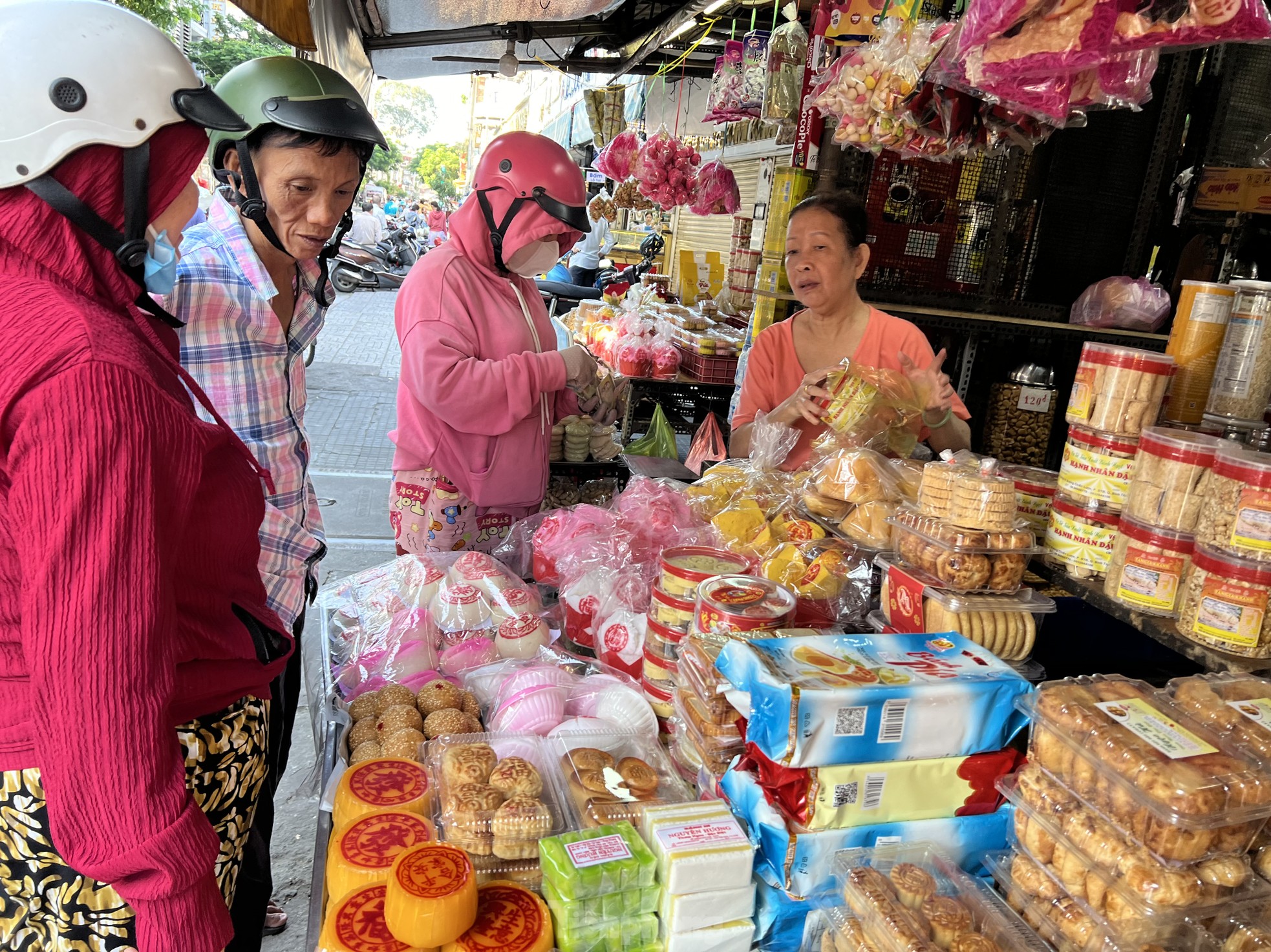 Tiểu thương TPHCM mỏi mắt ngóng khách dịp Rằm tháng 7 - Ảnh 7