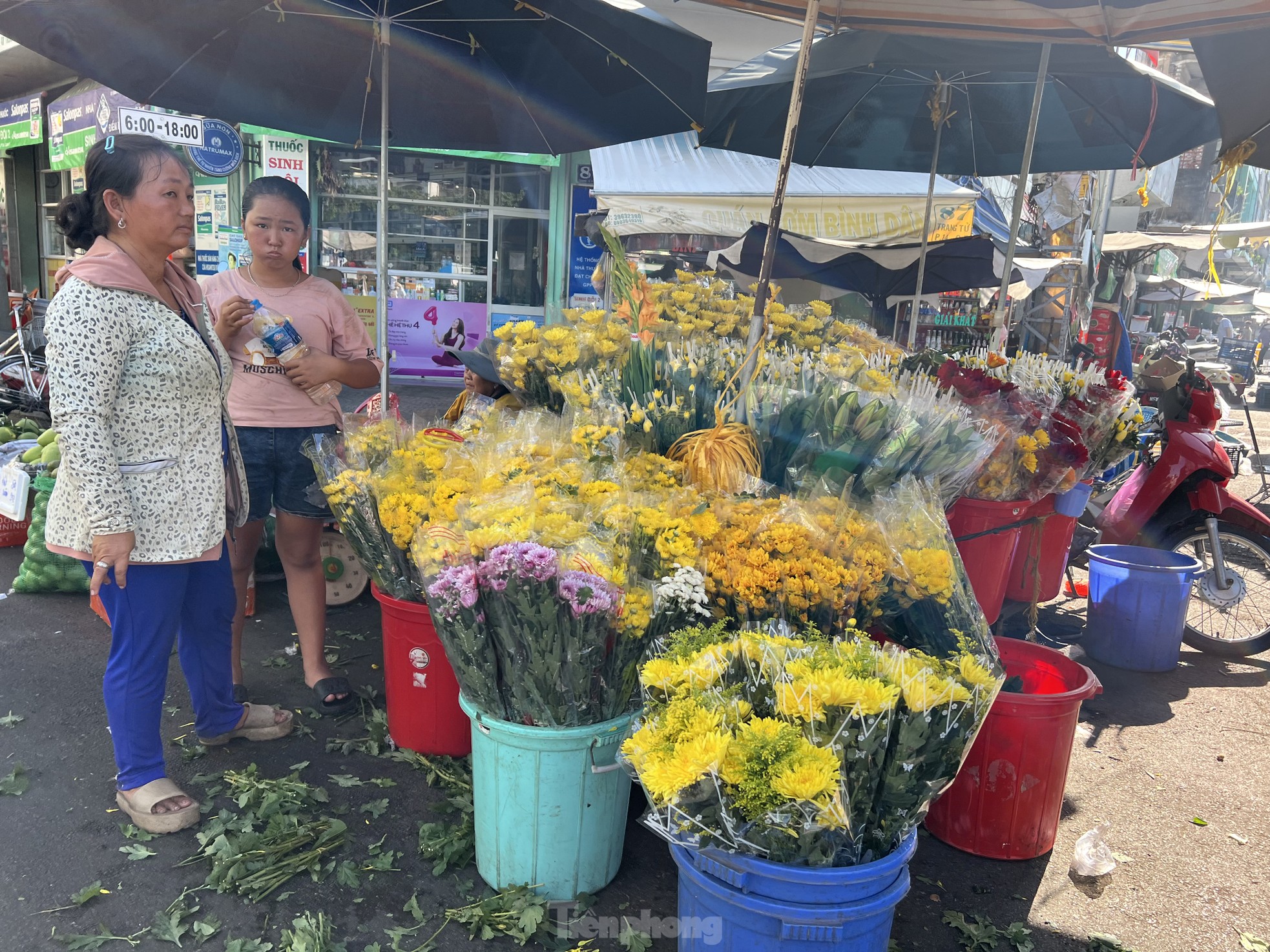 Tiểu thương TPHCM mỏi mắt ngóng khách dịp Rằm tháng 7 - Ảnh 6