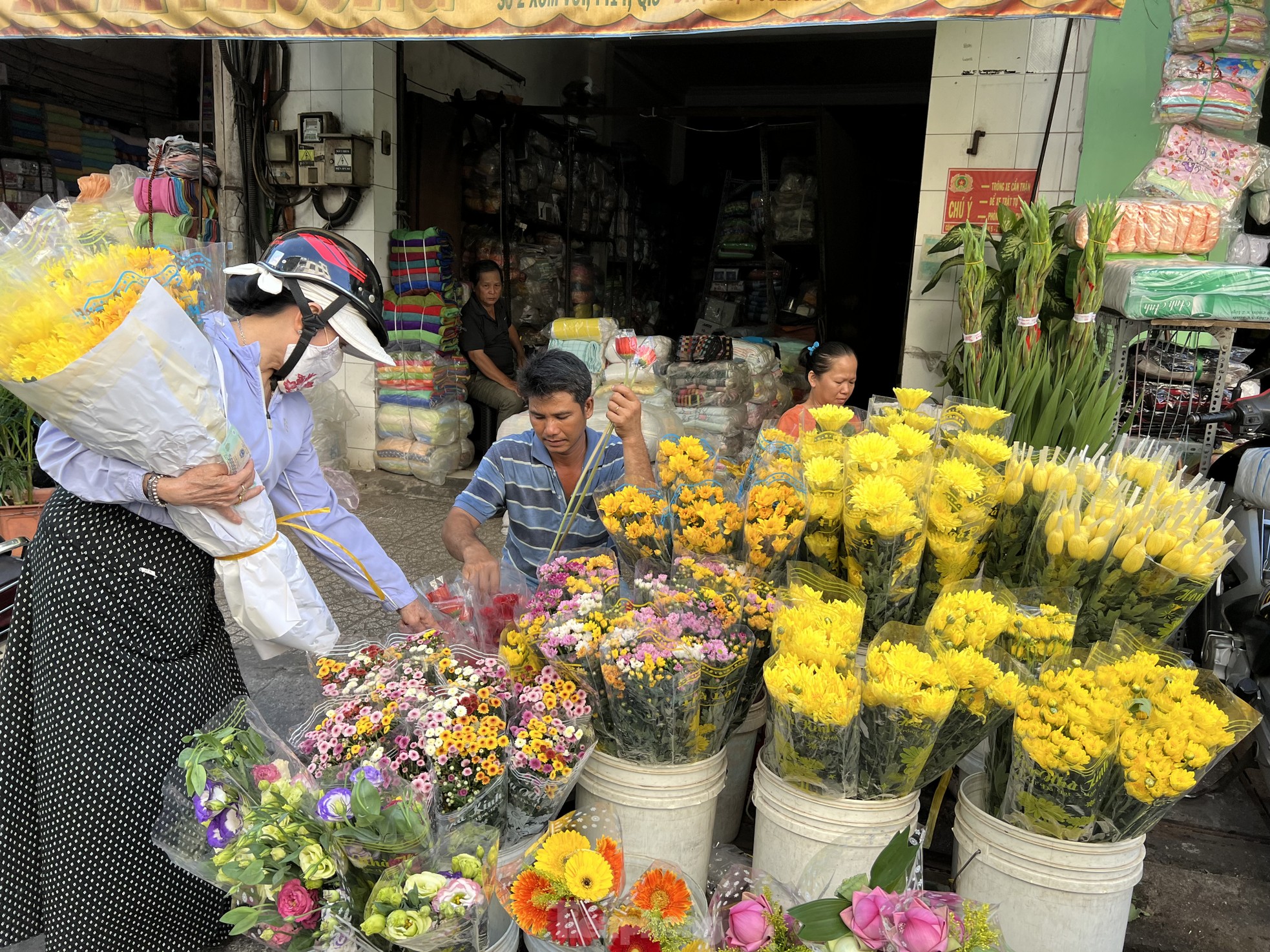 Tiểu thương TPHCM mỏi mắt ngóng khách dịp Rằm tháng 7 - Ảnh 4