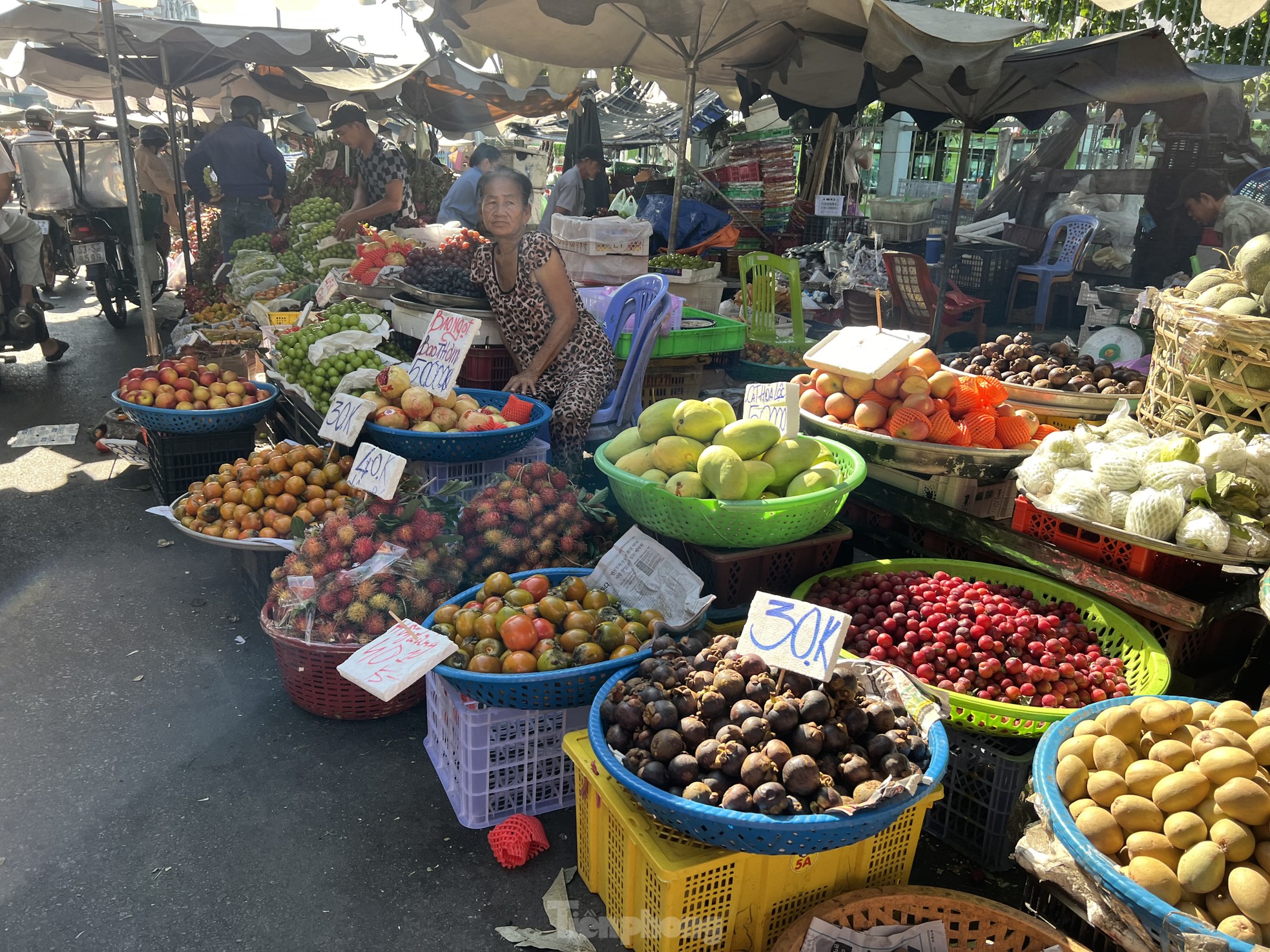 Tiểu thương TPHCM mỏi mắt ngóng khách dịp Rằm tháng 7 - Ảnh 3