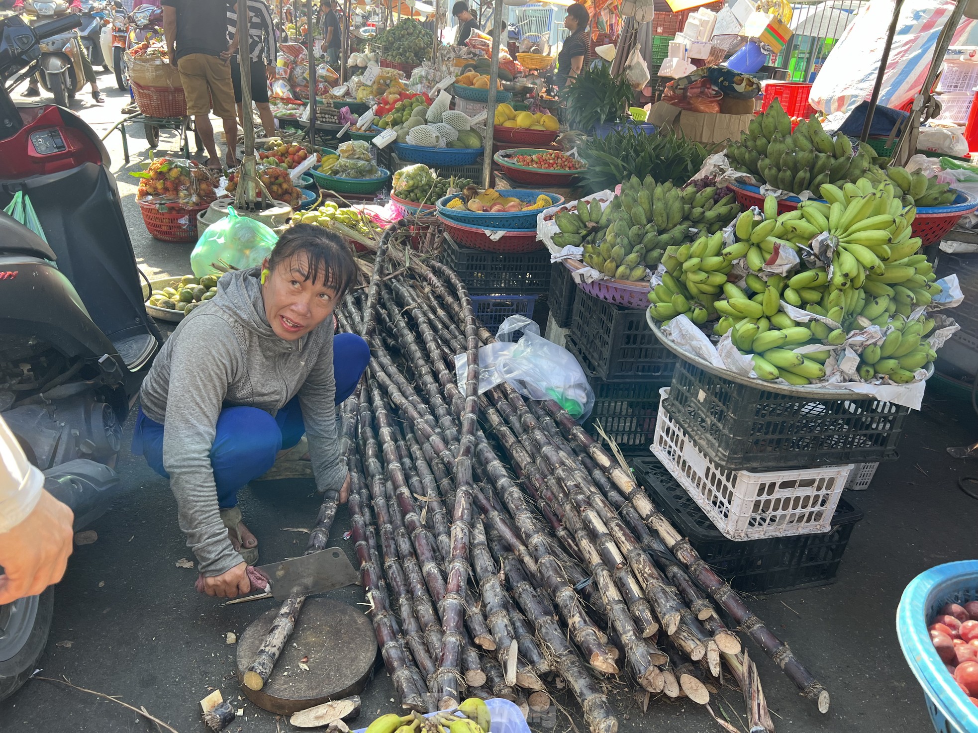 Tiểu thương TPHCM mỏi mắt ngóng khách dịp Rằm tháng 7 - Ảnh 10