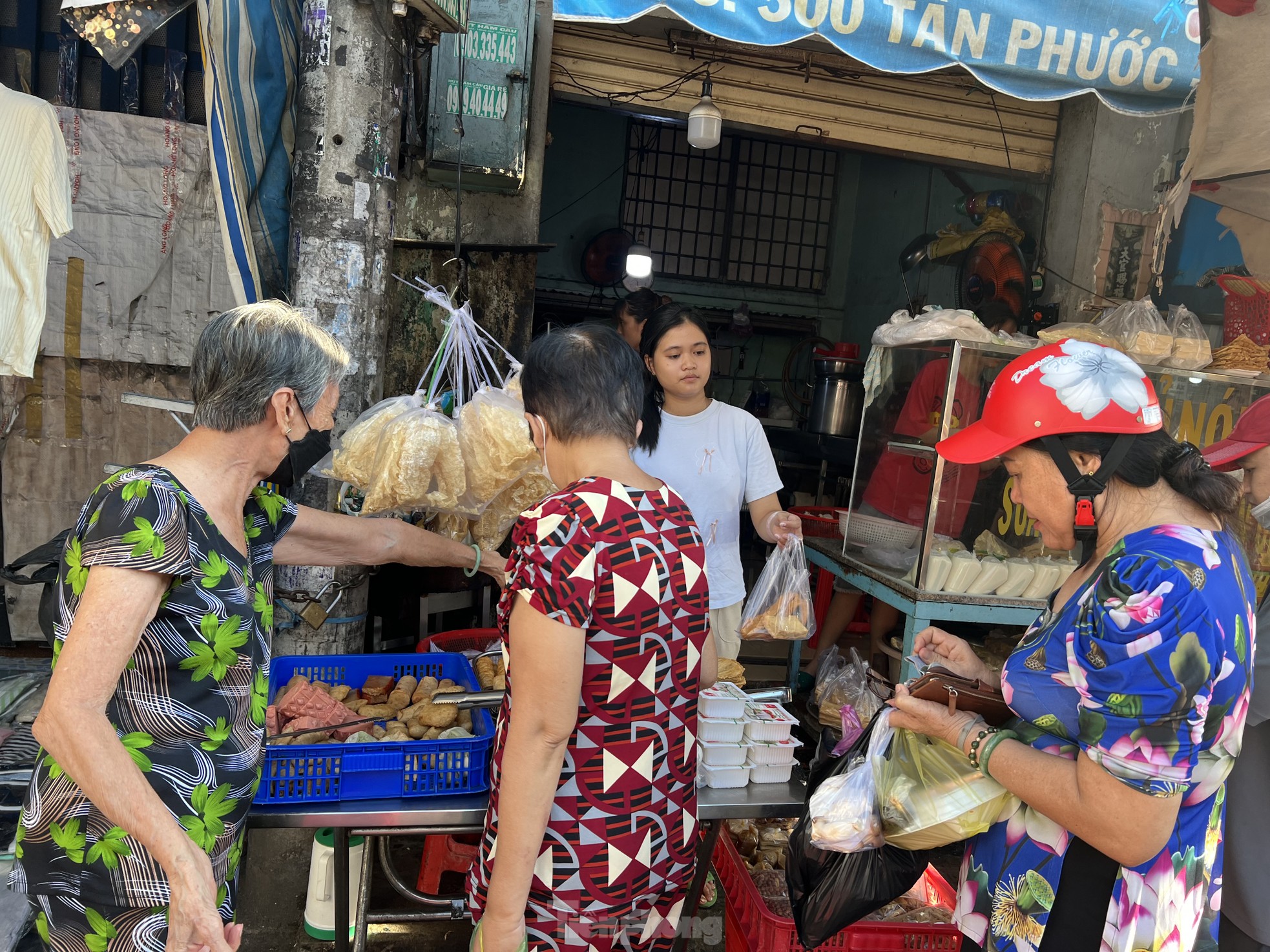 Tiểu thương TPHCM mỏi mắt ngóng khách dịp Rằm tháng 7 - Ảnh 11