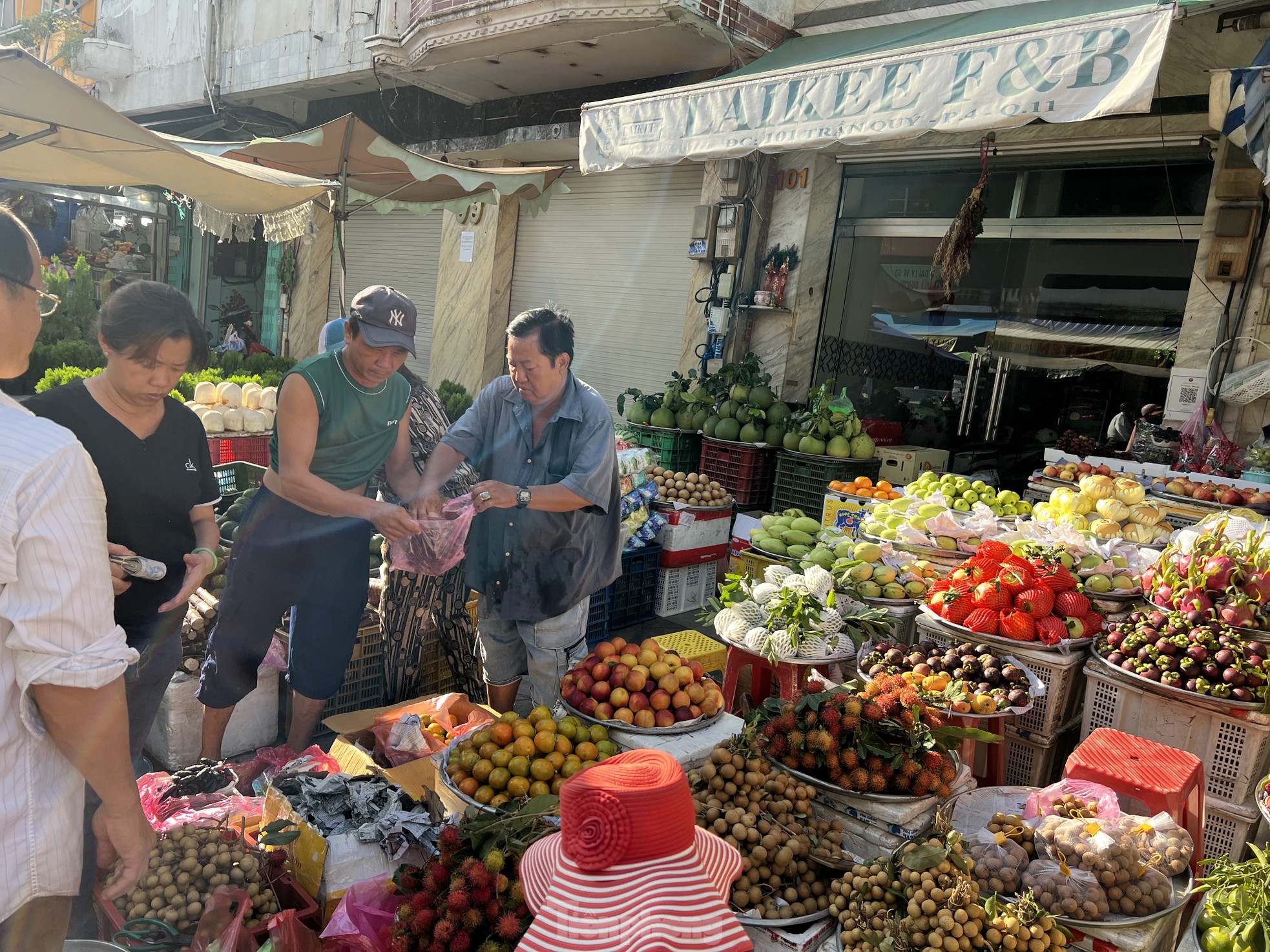 Tiểu thương TPHCM mỏi mắt ngóng khách dịp Rằm tháng 7 - Ảnh 8