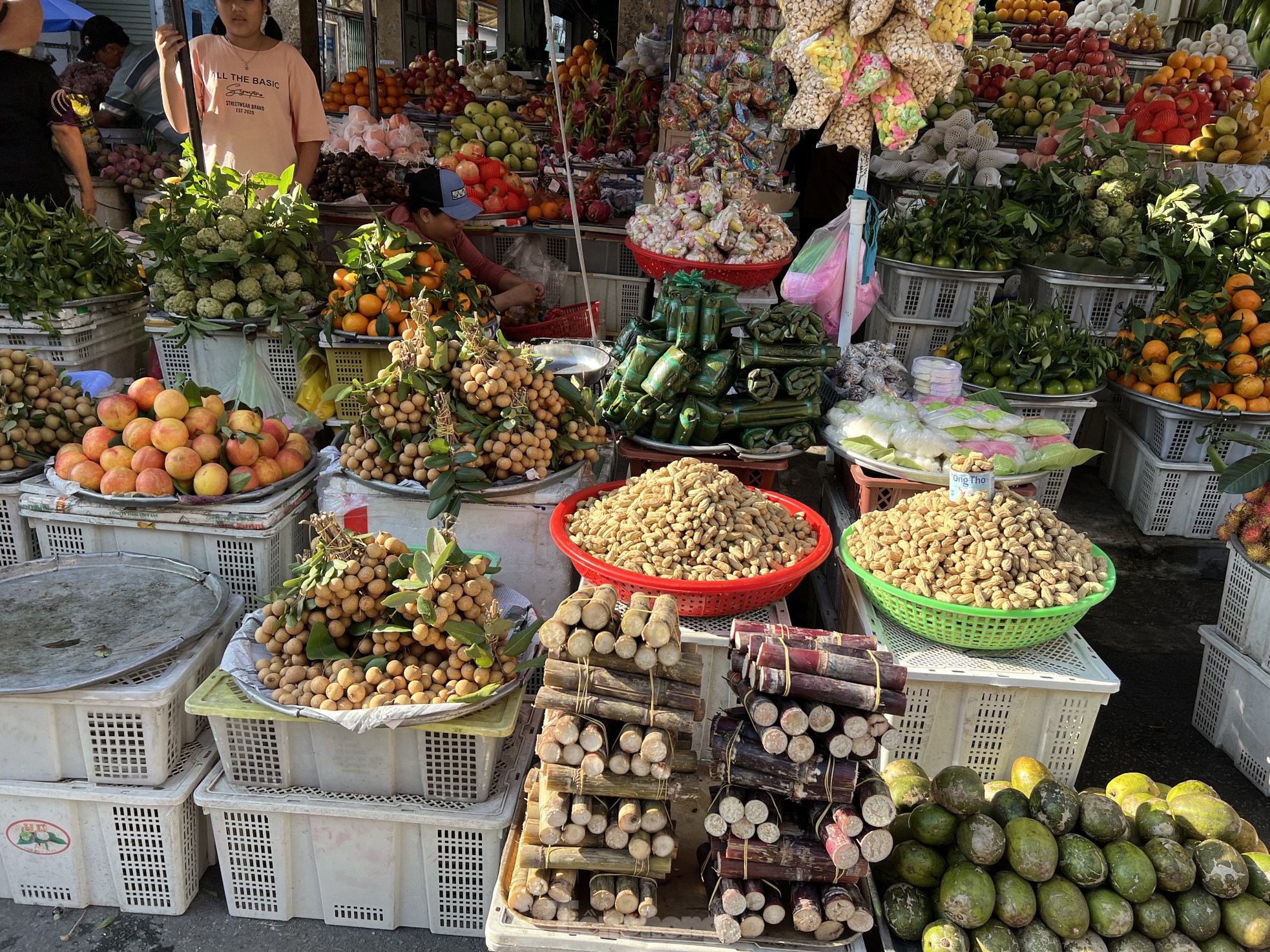 Tiểu thương TPHCM mỏi mắt ngóng khách dịp Rằm tháng 7 - Ảnh 1