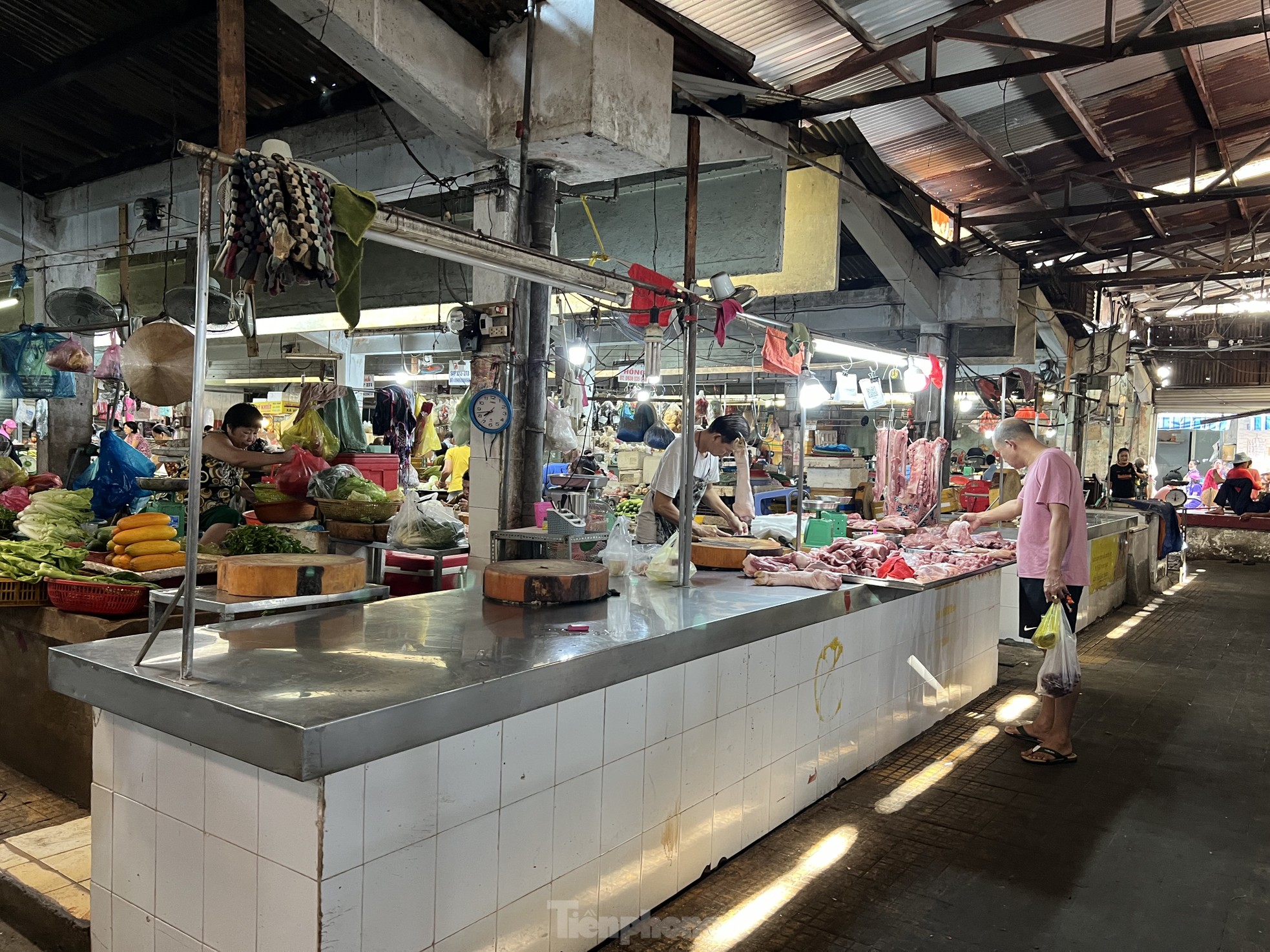 Tiểu thương TPHCM mỏi mắt ngóng khách dịp Rằm tháng 7 - Ảnh 14