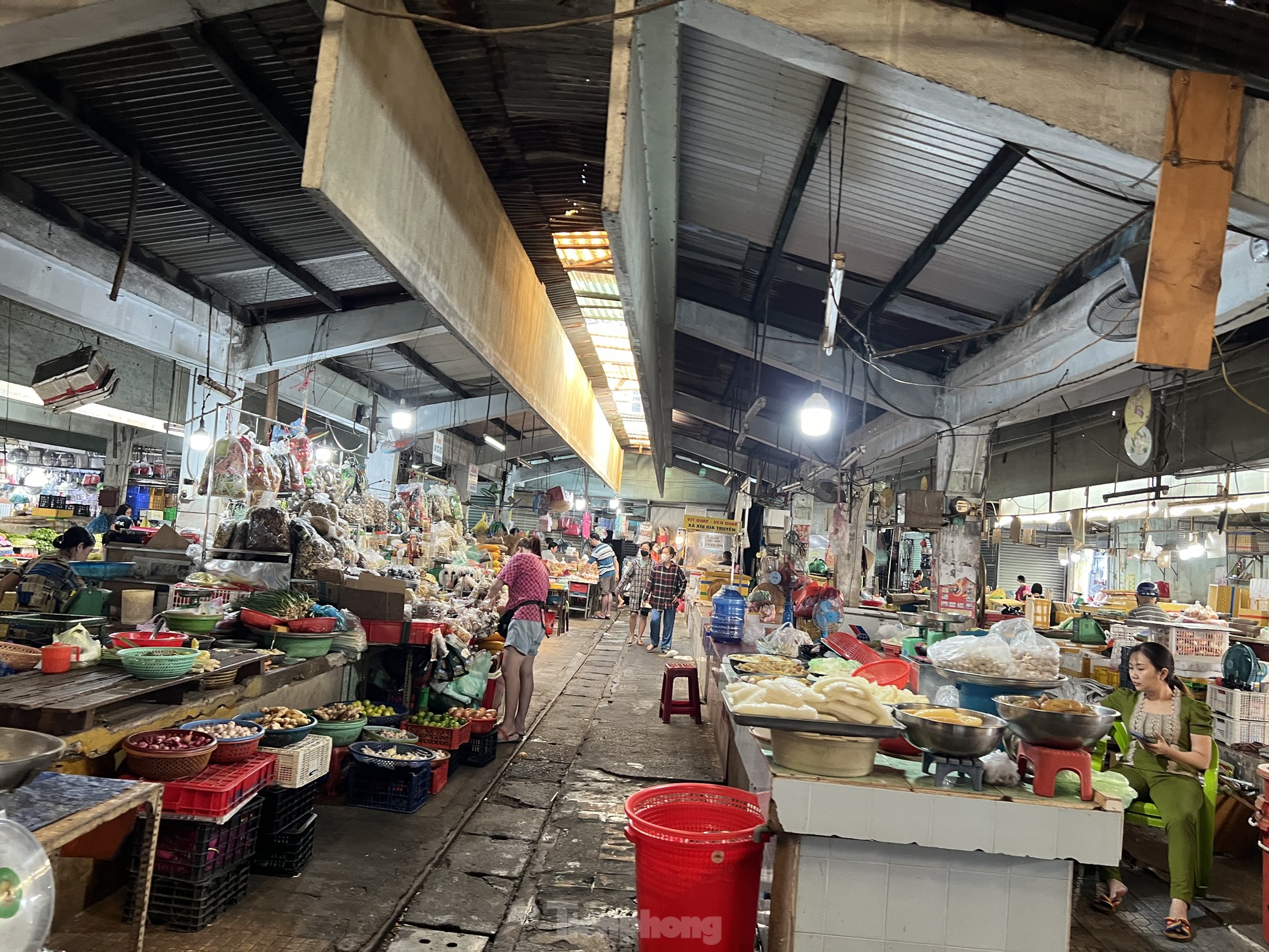 Tiểu thương TPHCM mỏi mắt ngóng khách dịp Rằm tháng 7 - Ảnh 13