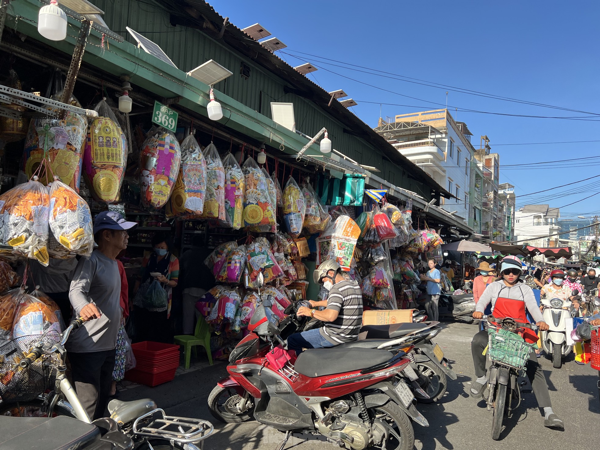 Tiểu thương TPHCM mỏi mắt ngóng khách dịp Rằm tháng 7 - Ảnh 9