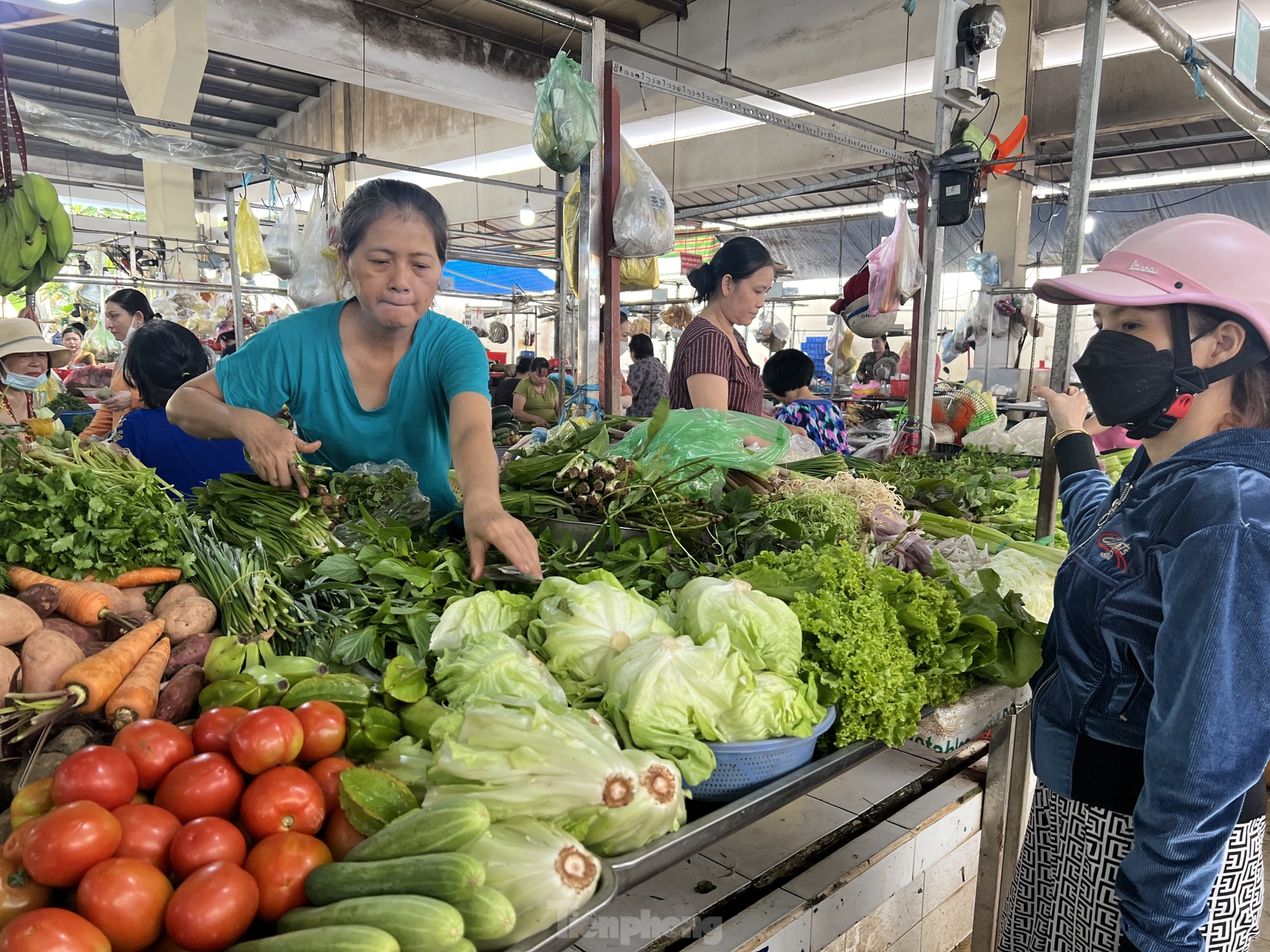 Tiểu thương TPHCM mỏi mắt ngóng khách dịp Rằm tháng 7 - Ảnh 5