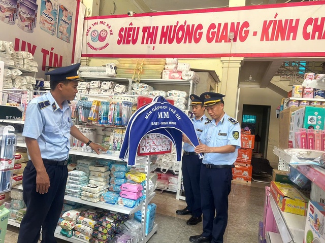 Một cơ sở kinh doanh tự ý đặt tên "siêu thị" - Ảnh 1