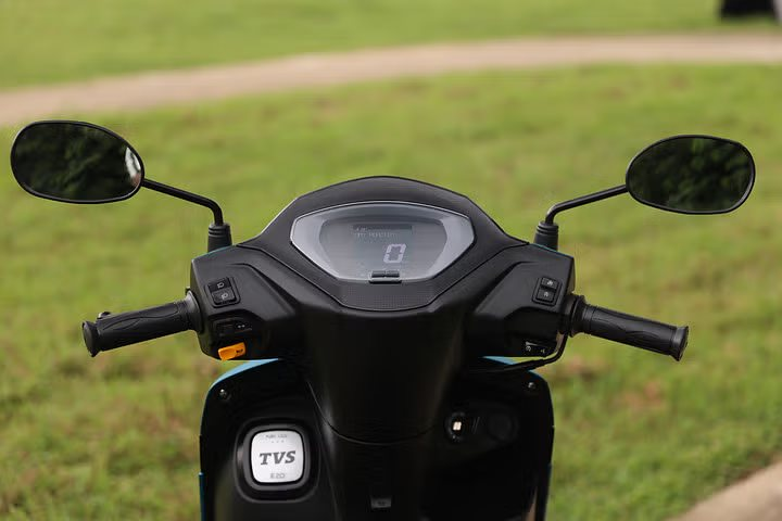 "Xe ga quốc dân" giá 20 triệu đồng ra mắt: Sở hữu thiết kế hiện đại, màn LCD, trang bị vượt Vision - Ảnh 4