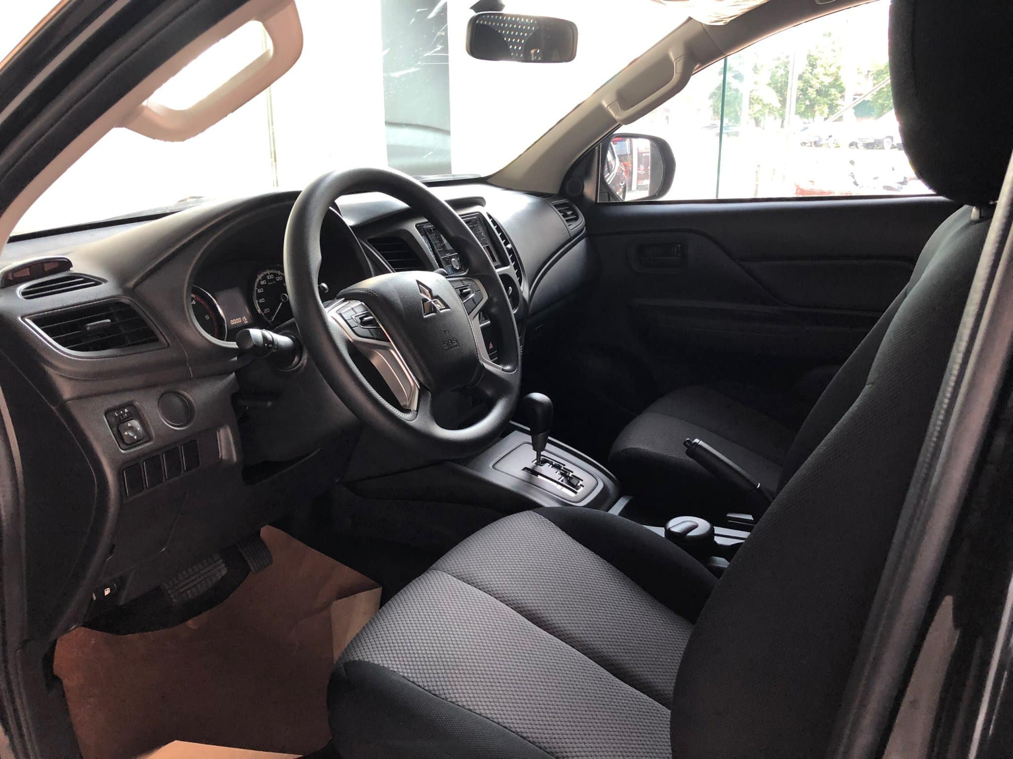 Mitsubishi Triton xả hàng tồn trước ngày ra mắt xe mới: Chỉ còn bản base 1 cầu, giảm giá lăn bánh gần 60 triệu đồng - Ảnh 2