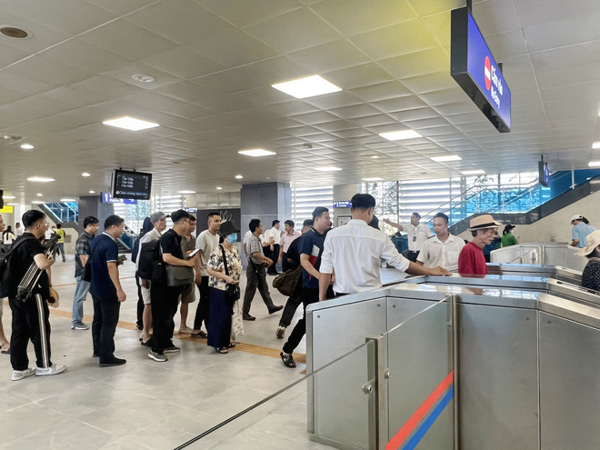Hình ảnh khó tin ở tuyến metro đắt thứ nhì Việt Nam: Khách chật kín và thích thú vì một điều chưa từng có - Ảnh 9