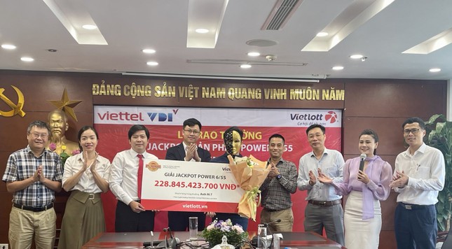 Mua Vietlott cầu may, nam thanh niên trúng gần 229 tỷ đồng - Ảnh 1