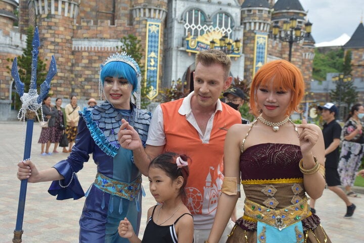 Nghỉ lễ 2/9: Khánh Hòa hút khách quốc tế, Phú Yên 'cháy' phòng ven biển - Ảnh 2