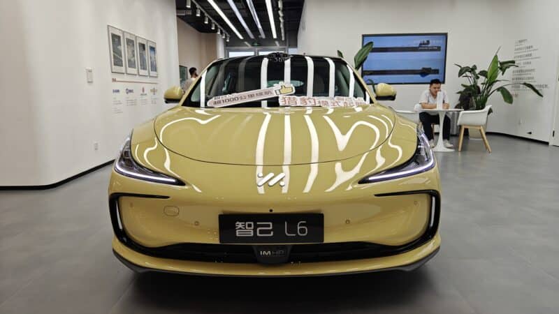 Chiếc xe điện dừng đỗ theo chiều ngang gây sốt mạng xã hội - Ảnh 3