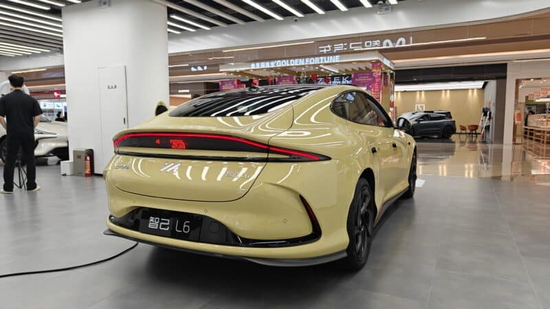 Nguyên mẫu xe điện Trung Quốc gây sốt mạng xã hội nhờ vào công nghệ đỗ xe 'ngang như cua' - Ảnh 3