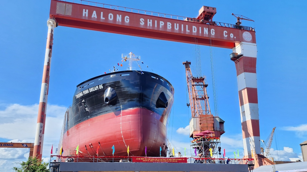 Tàu hàng do VN đóng có trang thiết bị hiện đại nhất, tiết kiệm 30% nhiên liệu so với dòng tàu tương đương - Ảnh 1