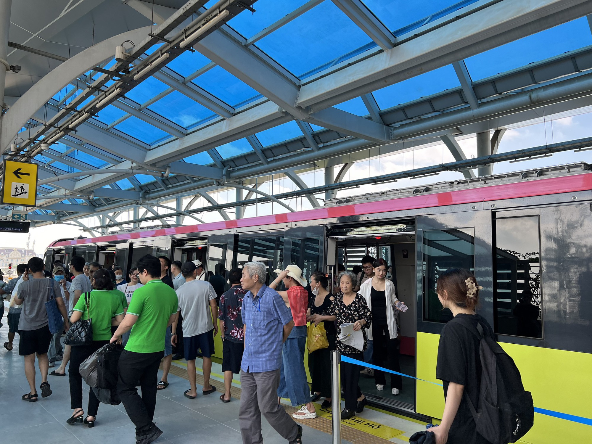 Hình ảnh khó tin ở tuyến metro đắt thứ nhì Việt Nam: Khách chật kín và thích thú vì một điều chưa từng có - Ảnh 19