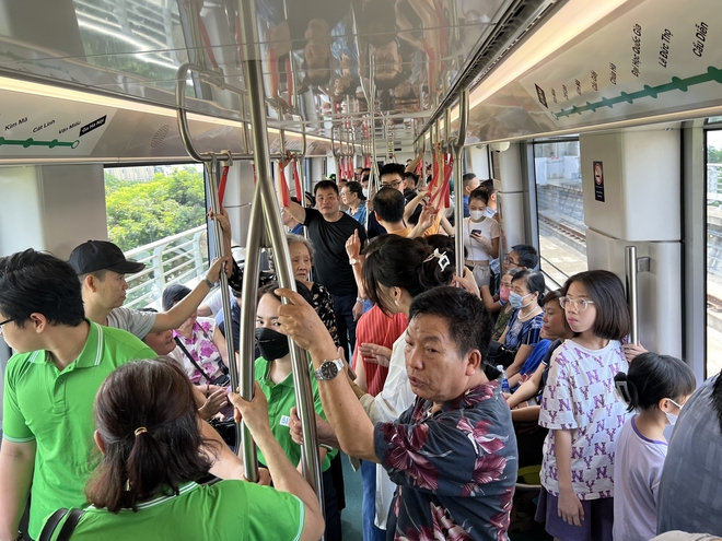 Hình ảnh khó tin ở tuyến metro đắt thứ nhì Việt Nam: Khách chật kín và thích thú vì một điều chưa từng có - Ảnh 12