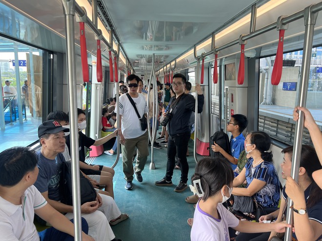 Hình ảnh khó tin ở tuyến metro đắt thứ nhì Việt Nam: Khách chật kín và thích thú vì một điều chưa từng có - Ảnh 13