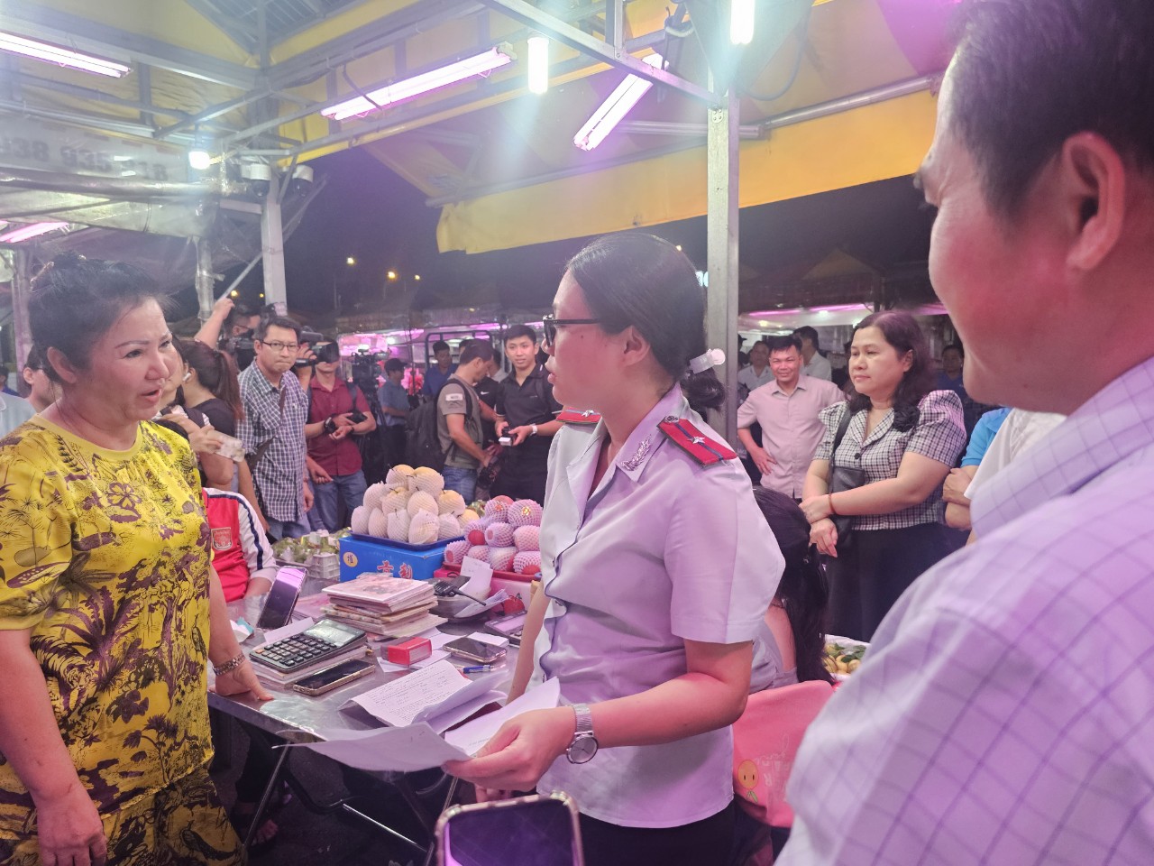 Kiểm tra chợ đầu mối Thủ Đức lúc nửa đêm, đoàn giám sát bất ngờ với câu trả lời của tiểu thương - Ảnh 1