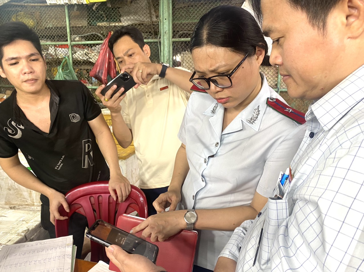 Kiểm tra chợ đầu mối Thủ Đức lúc nửa đêm, đoàn giám sát bất ngờ với câu trả lời của tiểu thương - Ảnh 4