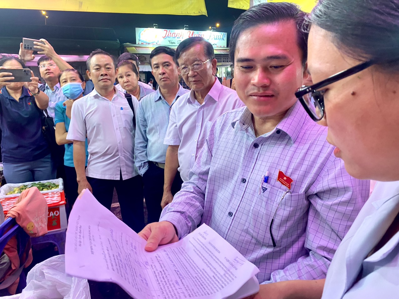Kiểm tra chợ đầu mối Thủ Đức lúc nửa đêm, đoàn giám sát bất ngờ với câu trả lời của tiểu thương - Ảnh 2