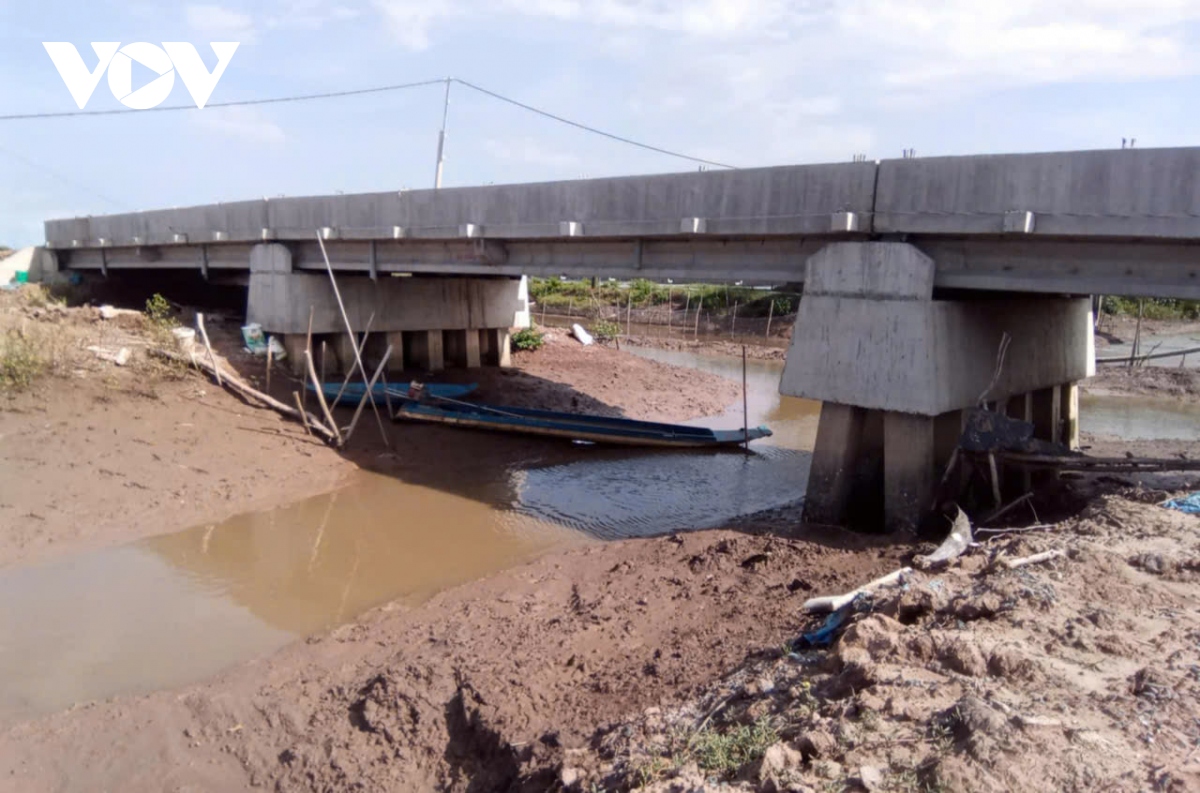 Diêm dân “kêu trời” vì không bán được muối khi giao thông thủy tắc nghẽn - Ảnh 2