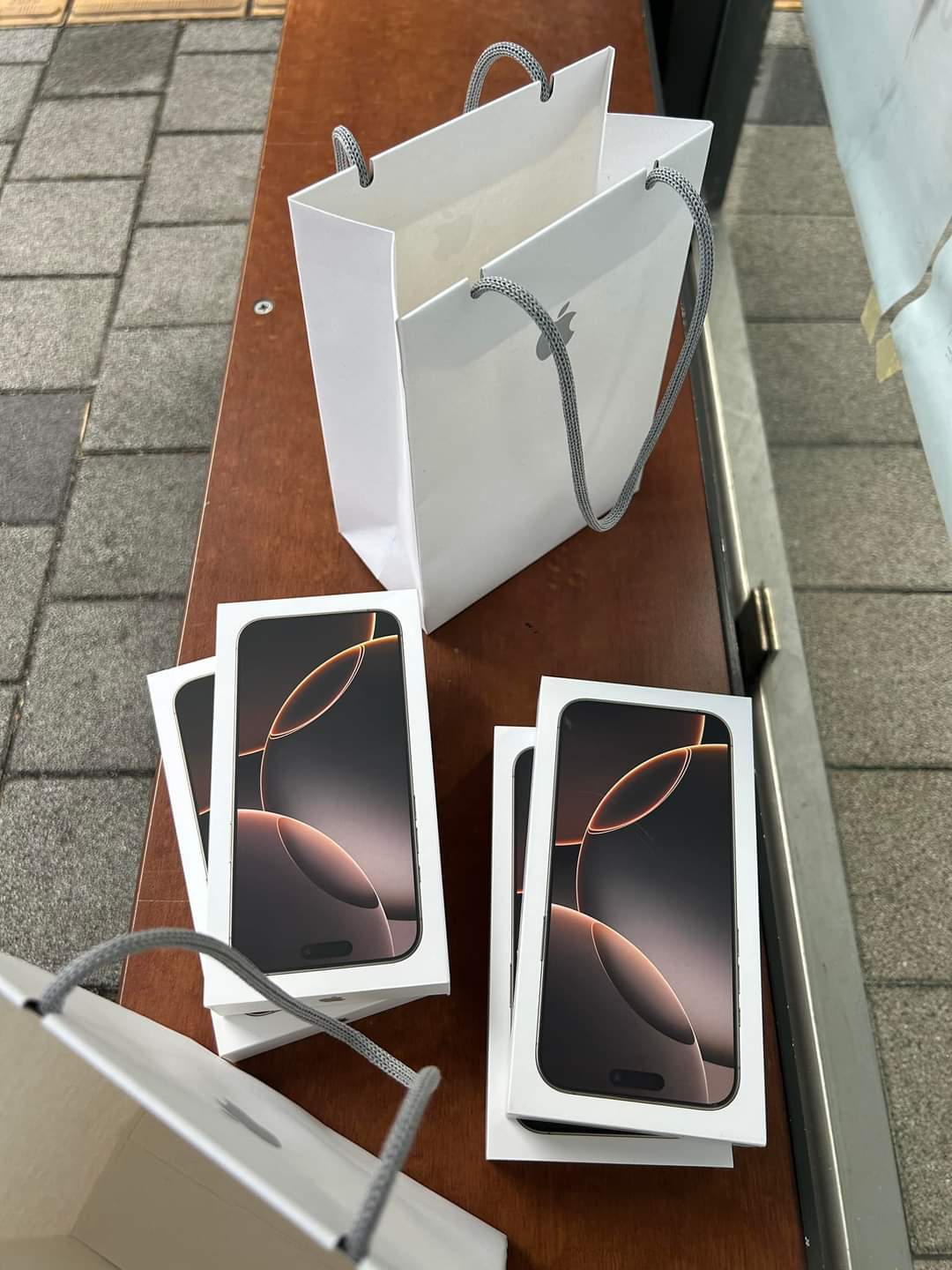 Apple Store Singapore hẩm hiu ngày mở bán, iPhone 16 hết hot hay vì màu hot không còn? - Ảnh 4