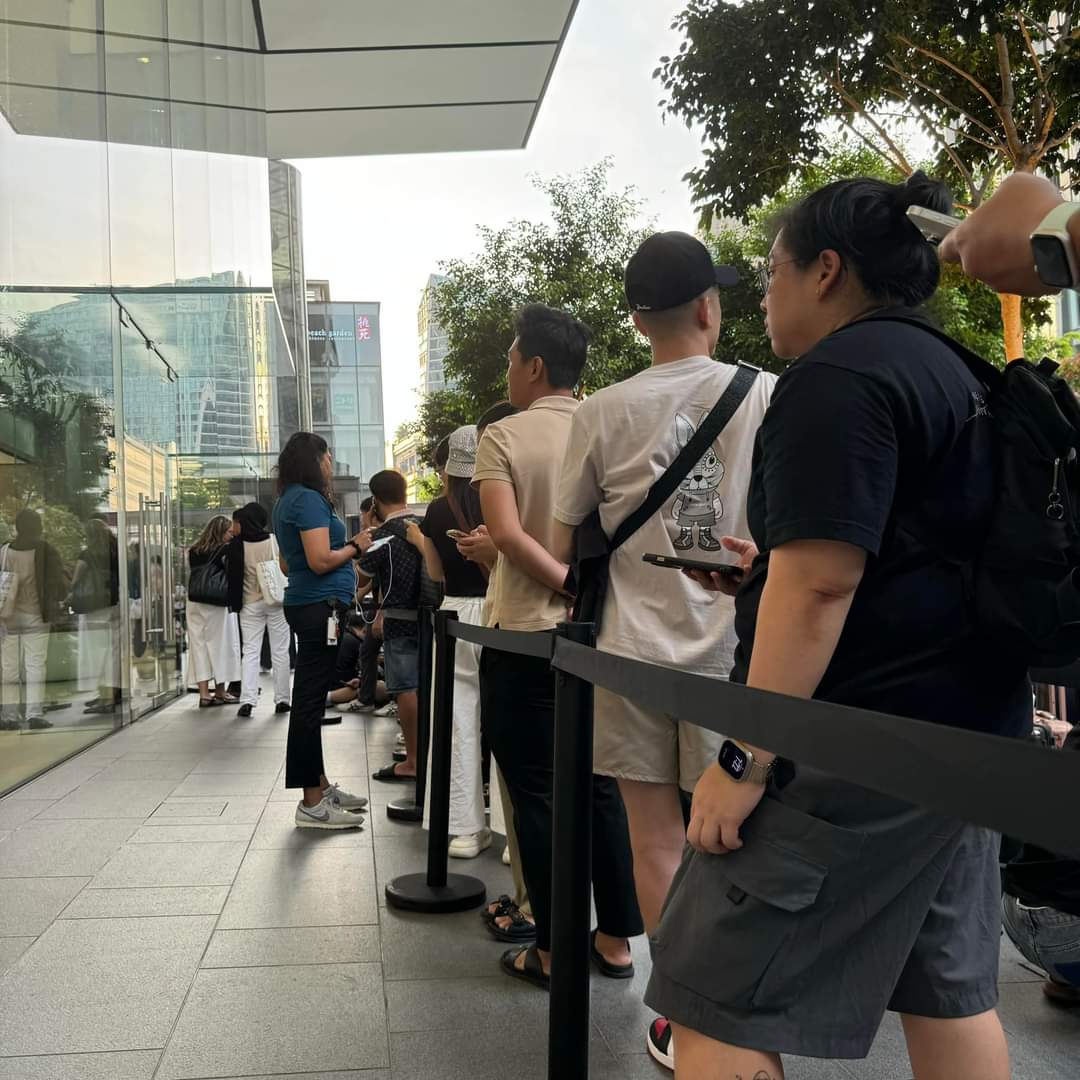 Apple Store Singapore hẩm hiu ngày mở bán, iPhone 16 hết hot hay vì màu hot không còn? - Ảnh 3