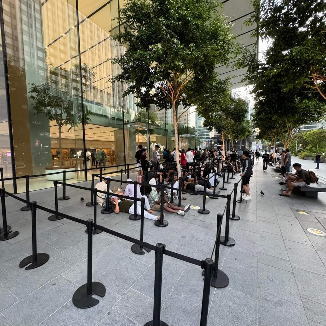 Apple Store Singapore hẩm hiu ngày mở bán, iPhone 16 hết hot hay vì màu hot không còn? - Ảnh 2
