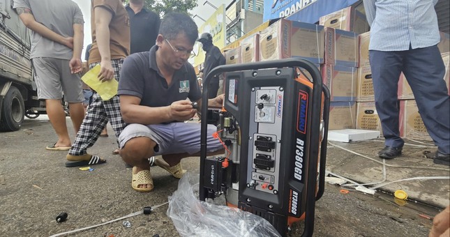 Người Hải Phòng, Quảng Ninh đổ xô mua máy phát điện, xăng dầu, sim điện thoại - Ảnh 2