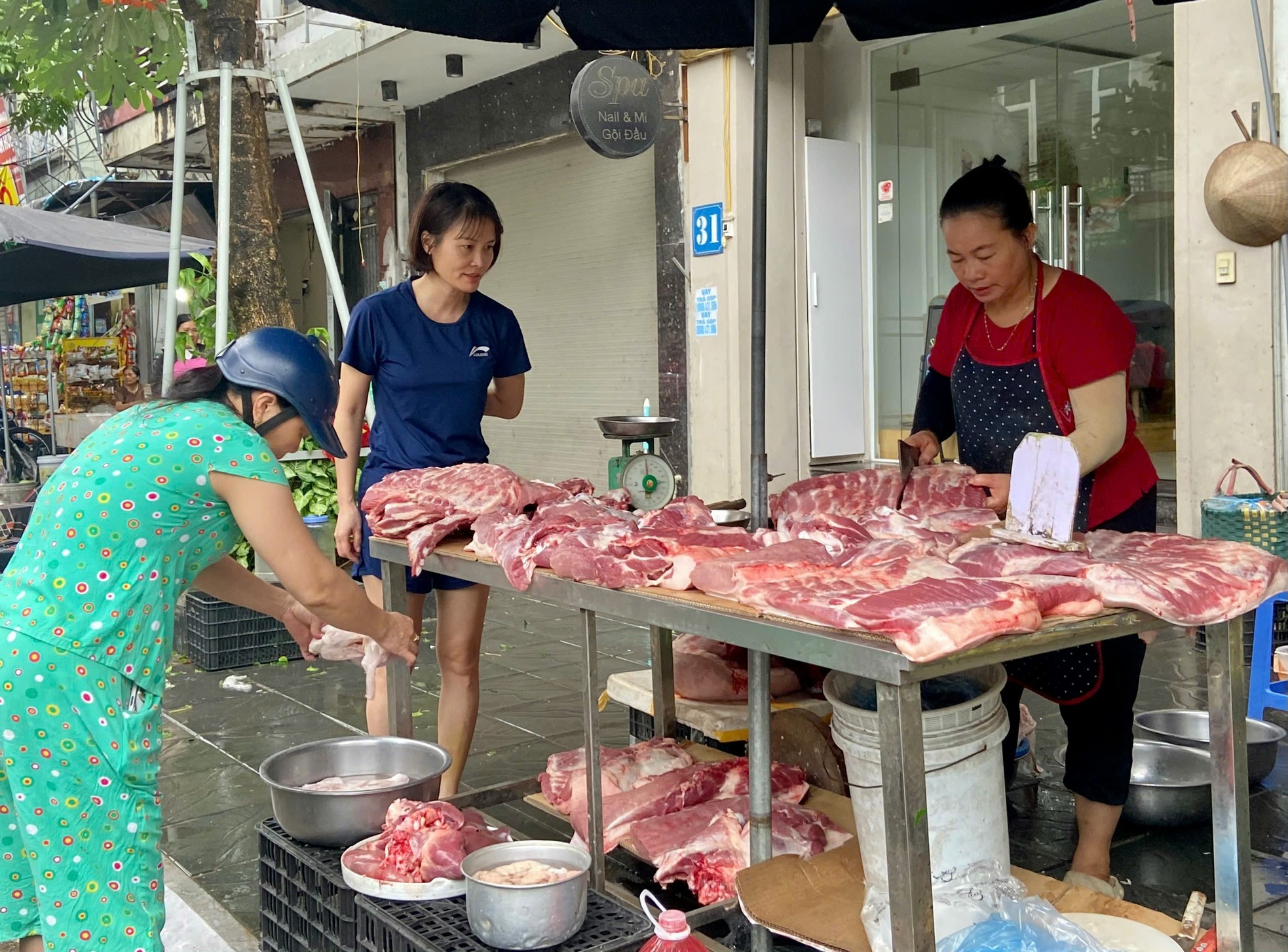 Chợ sớm sau bão: Vắng bóng tiểu thương, rau xanh tăng gấp rưỡi - Ảnh 8