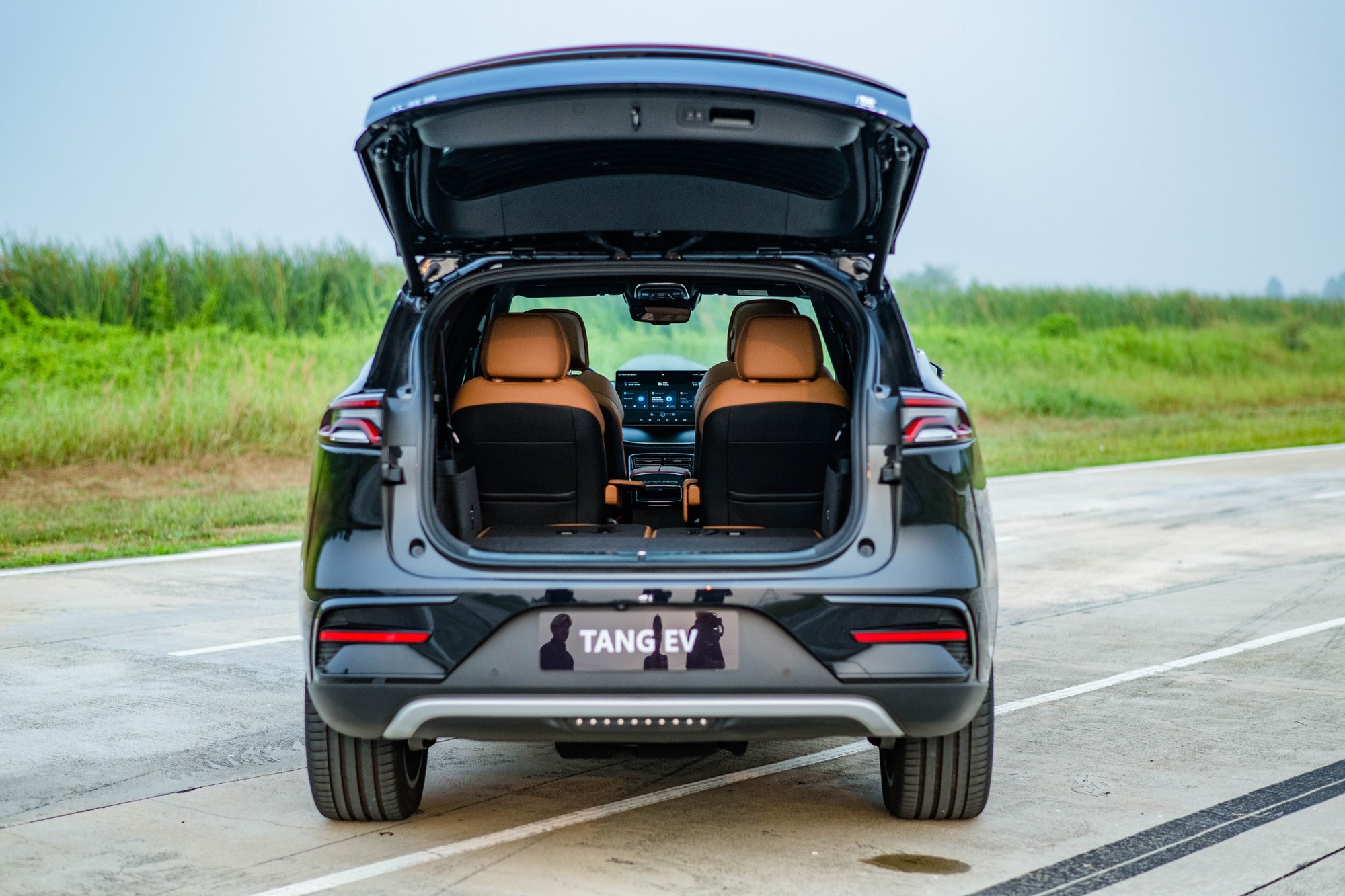 'Ông trùm' xe điện chuẩn bị ra mắt đối thủ Hyundai Santa Fe tại Việt Nam, tên gọi khiến MXH dậy sóng tranh cãi - Ảnh 6