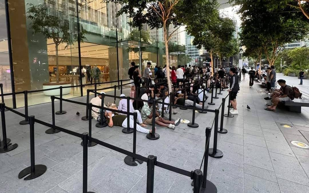 Apple Store Singapore hẩm hiu ngày mở bán, iPhone 16 hết hot hay vì màu hot không còn? - Ảnh 1
