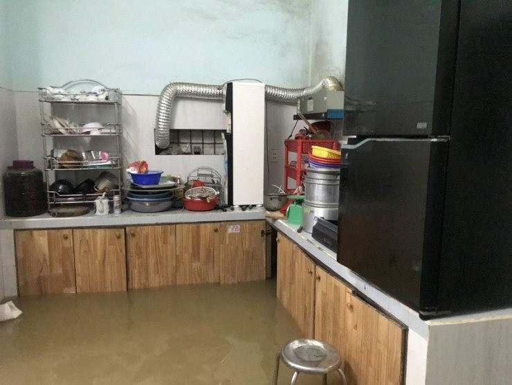 Mùa mưa bão căng thẳng, 3 việc phải làm ngay với điện thoại và các thiết bị điện tử trong nhà - Ảnh 1