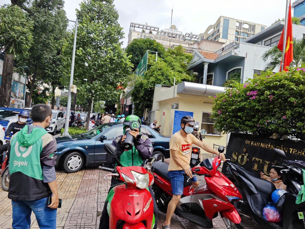 Tài xế Gojek đổ xô làm thủ tục để chuyển sang 3 hãng khác - Ảnh 2