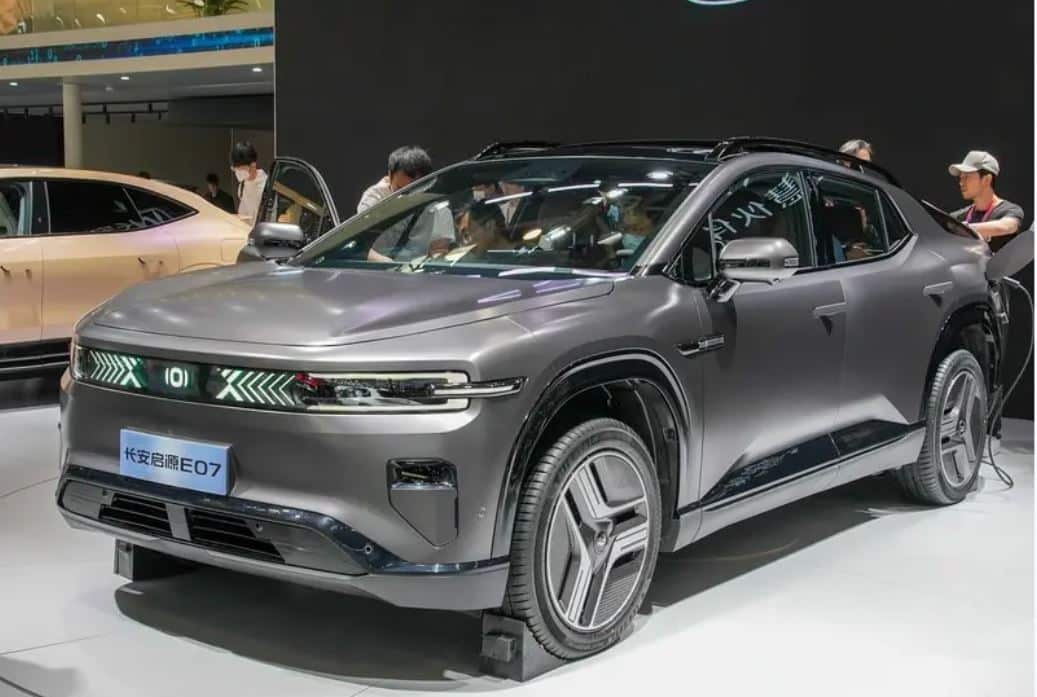 'Ông trùm' xe tải tại Việt Nam mở bán mẫu SUV có khả năng 'biến hình' thành bán tải, giá bán từ 870 triệu đồng - Ảnh 1