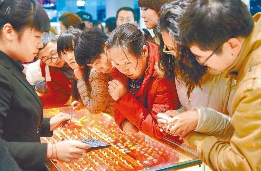 Kẻ khóc người cười trên thị trường vàng Trung Quốc khi người dân mua đến 294,6 tấn vàng, chiếm 37% toàn cầu - Ảnh 3