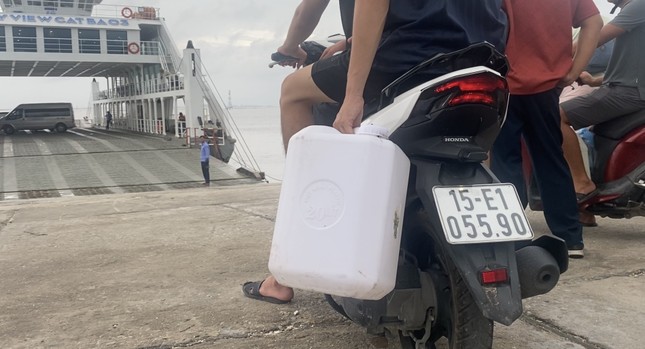 Người Hải Phòng, Quảng Ninh đổ xô mua máy phát điện, xăng dầu, sim điện thoại - Ảnh 5