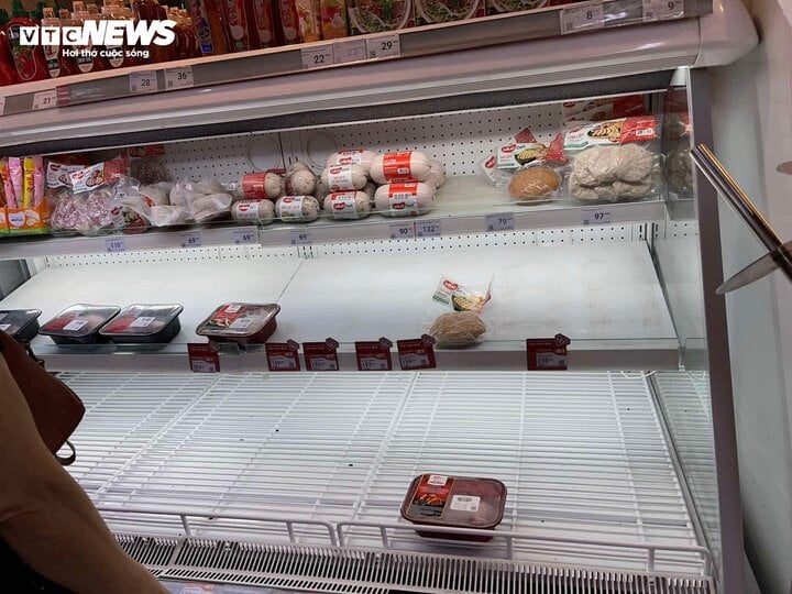 Người Hà Nội sục sôi tích thực phẩm trước siêu bão Yagi, nhiều chợ hết sạch đồ - Ảnh 1